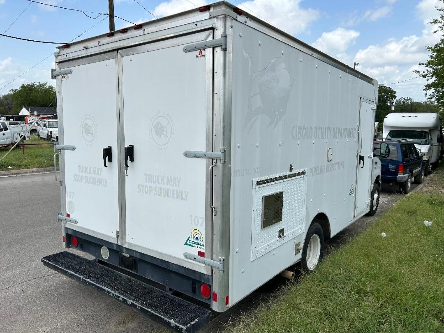 2012 White /Gray Ford E-Series Van E-350 Super Duty (1FDWE3FLXCD) with an 5.4L V8 SOHC 16V FFV engine, 4-Speed Automatic transmission, located at 1687 Business 35 S, New Braunfels, TX, 78130, (830) 625-7159, 29.655487, -98.051491 - Photo#3