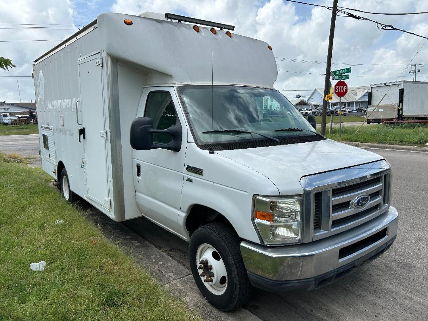 2012 White /Gray Ford E-Series Van E-350 Super Duty (1FDWE3FLXCD) with an 5.4L V8 SOHC 16V FFV engine, 4-Speed Automatic transmission, located at 1687 Business 35 S, New Braunfels, TX, 78130, (830) 625-7159, 29.655487, -98.051491 - Photo#4