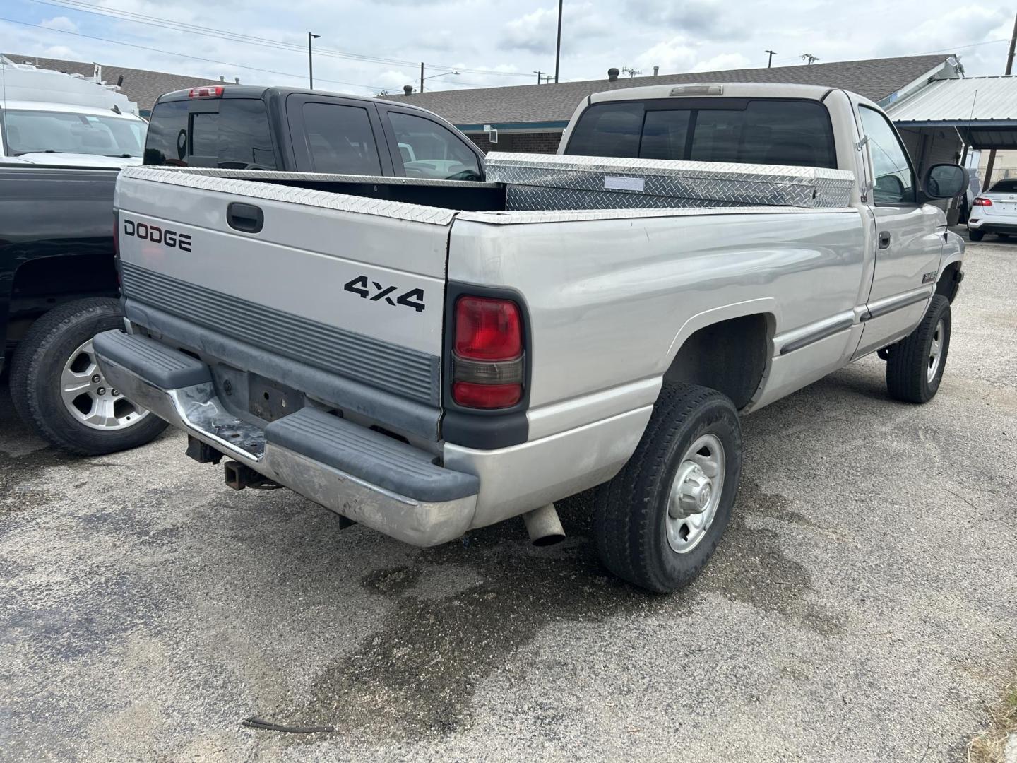 1999 Dodge Ram 2500 Reg. Cab Long Bed 4WD (3B7KF2667XM) with an 5.9L L6 OHV 24V TURBO DIESEL engine, located at 1687 Business 35 S, New Braunfels, TX, 78130, (830) 625-7159, 29.655487, -98.051491 - Photo#4
