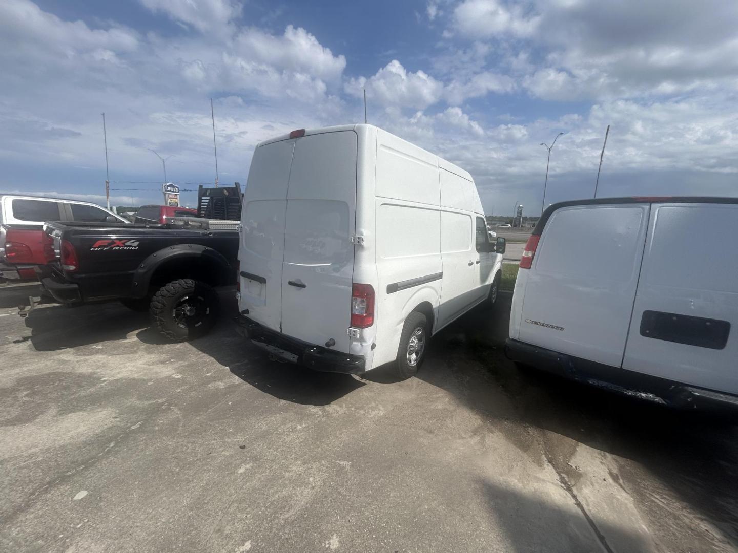 2017 White Nissan NV Cargo 2500 HD SV V8 High Roof (1N6AF0LY4HN) with an 5.6L V8 DOHC 32V engine, 5A transmission, located at 1687 Business 35 S, New Braunfels, TX, 78130, (830) 625-7159, 29.655487, -98.051491 - Photo#4