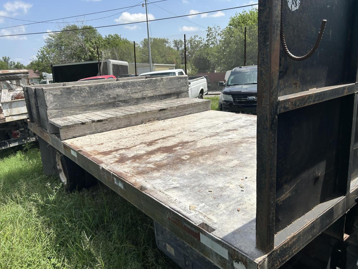 2018 White Isuzu NQR - (JALE5W160J7) with an 5.2L L6 DIESEL engine, located at 1687 Business 35 S, New Braunfels, TX, 78130, (830) 625-7159, 29.655487, -98.051491 - Photo#3
