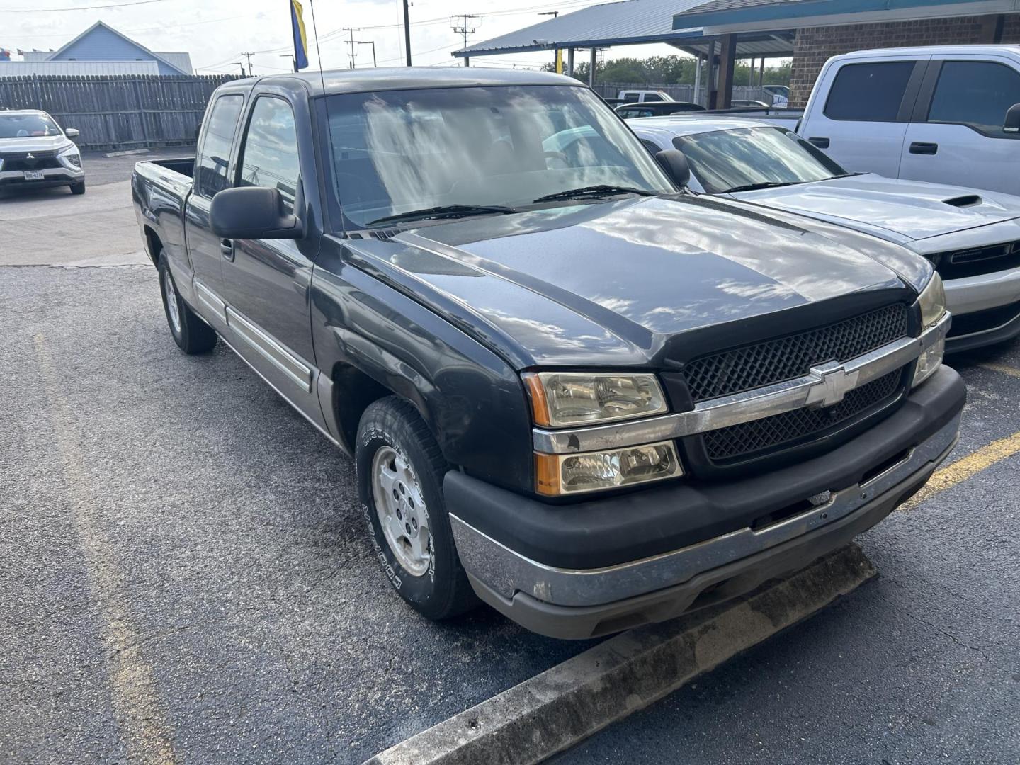 2003 Gray Chevrolet Silverado 1500 Ext. Cab Long Bed 2WD (2GCEC19V131) with an 4.8L V8 OHV 16V engine, 4-Speed Automatic Overdrive transmission, located at 1687 Business 35 S, New Braunfels, TX, 78130, (830) 625-7159, 29.655487, -98.051491 - Photo#1