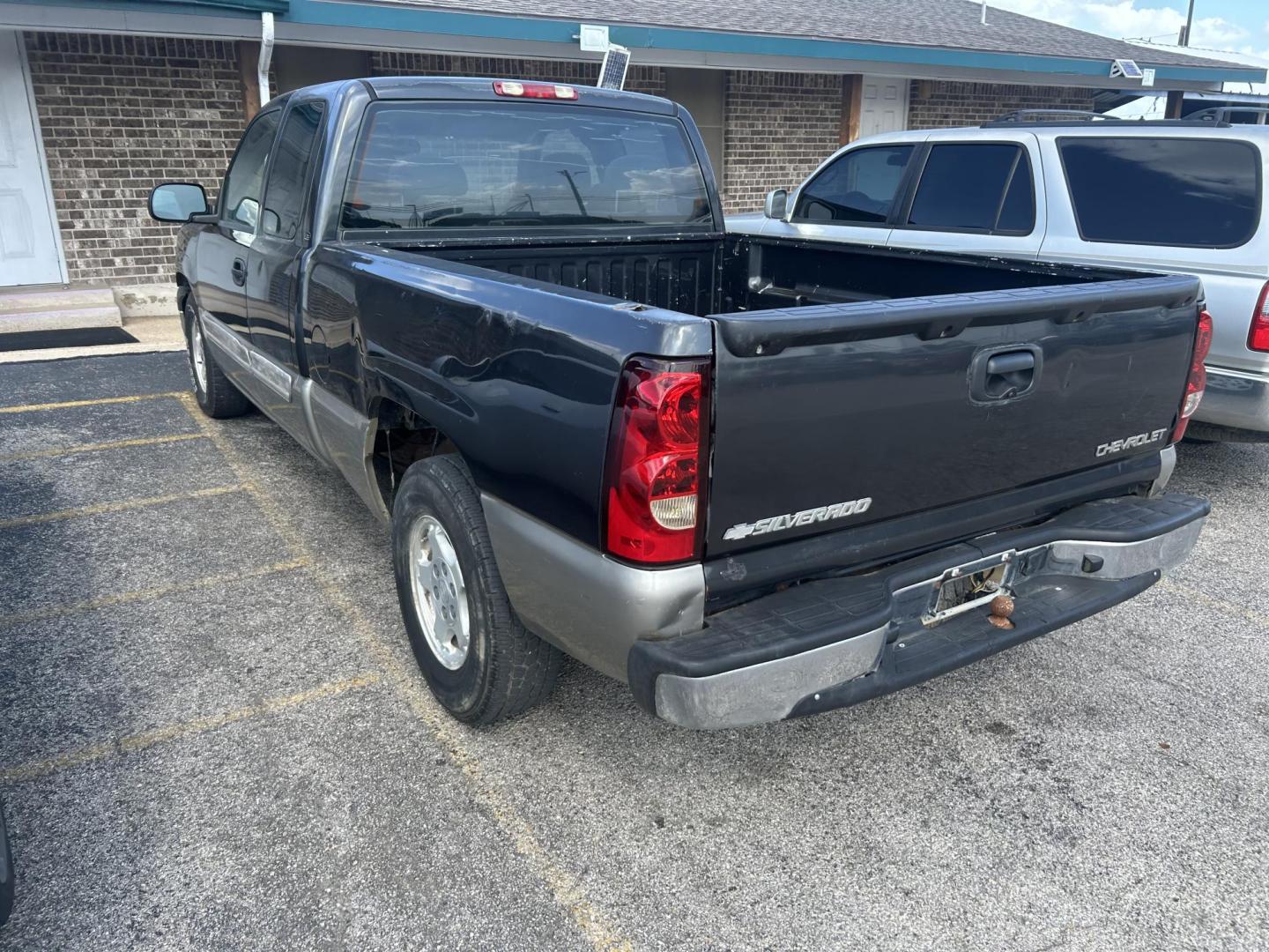 2003 Gray Chevrolet Silverado 1500 Ext. Cab Long Bed 2WD (2GCEC19V131) with an 4.8L V8 OHV 16V engine, 4-Speed Automatic Overdrive transmission, located at 1687 Business 35 S, New Braunfels, TX, 78130, (830) 625-7159, 29.655487, -98.051491 - Photo#5