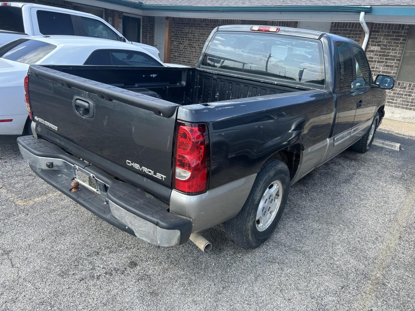 2003 Gray Chevrolet Silverado 1500 Ext. Cab Long Bed 2WD (2GCEC19V131) with an 4.8L V8 OHV 16V engine, 4-Speed Automatic Overdrive transmission, located at 1687 Business 35 S, New Braunfels, TX, 78130, (830) 625-7159, 29.655487, -98.051491 - Photo#4