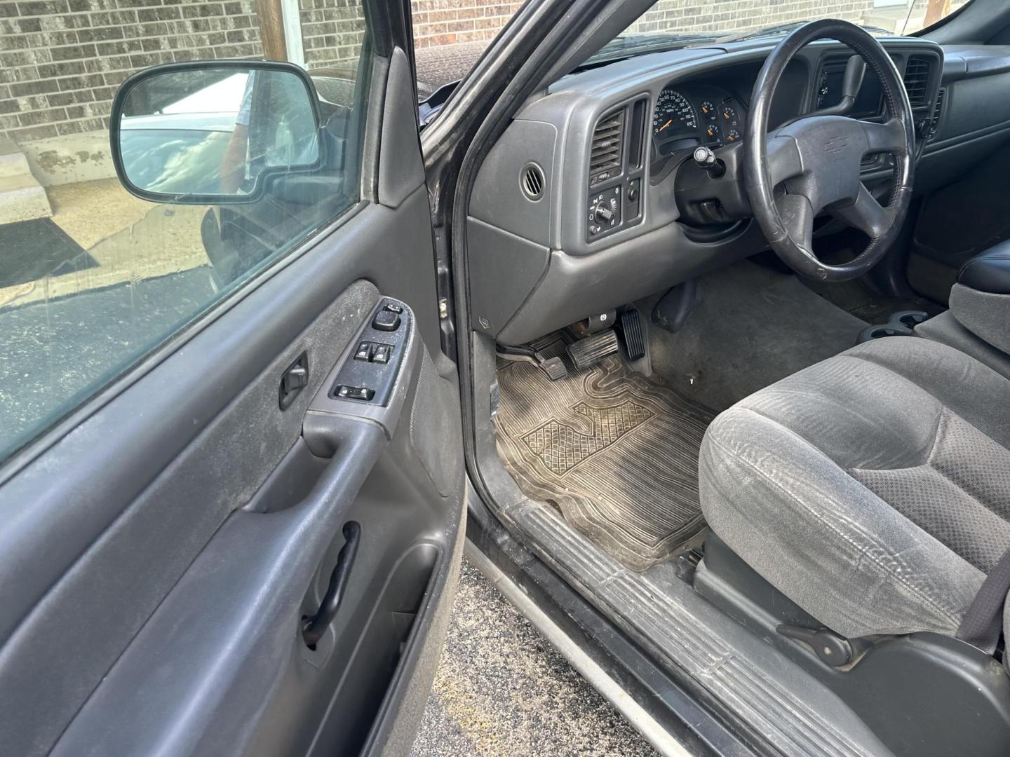 2003 Gray Chevrolet Silverado 1500 Ext. Cab Long Bed 2WD (2GCEC19V131) with an 4.8L V8 OHV 16V engine, 4-Speed Automatic Overdrive transmission, located at 1687 Business 35 S, New Braunfels, TX, 78130, (830) 625-7159, 29.655487, -98.051491 - Photo#6