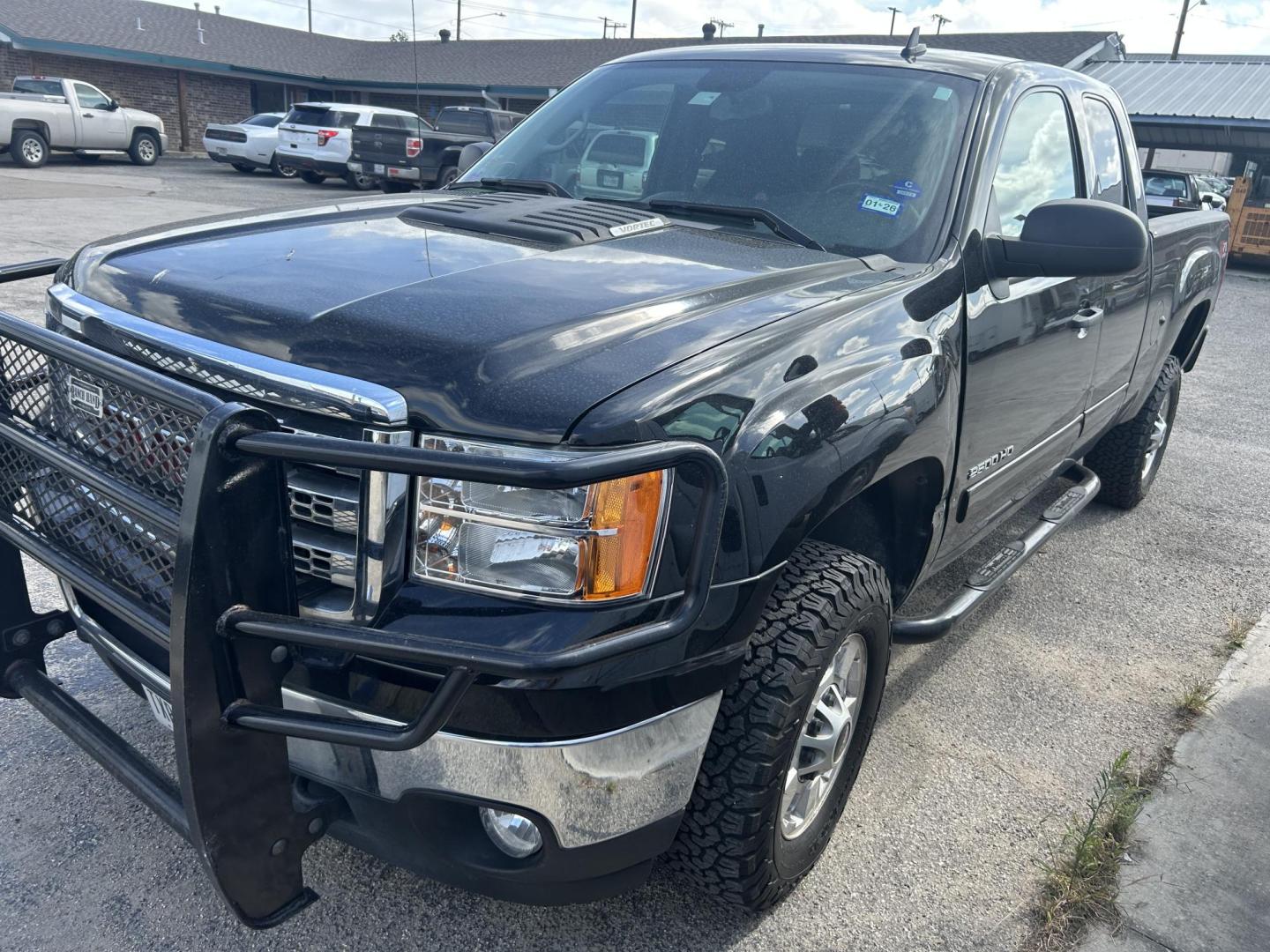 2013 Black GMC Sierra 2500HD SLE Ext. Cab 4WD (1GT220CG7DZ) with an 6.0L V8 OHV 16V FFV engine, 6-Speed Automatic transmission, located at 1687 Business 35 S, New Braunfels, TX, 78130, (830) 625-7159, 29.655487, -98.051491 - Photo#0