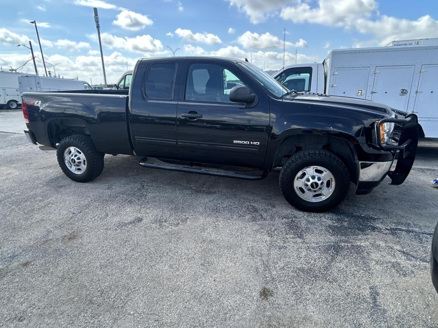 2013 Black GMC Sierra 2500HD SLE Ext. Cab 4WD (1GT220CG7DZ) with an 6.0L V8 OHV 16V FFV engine, 6-Speed Automatic transmission, located at 1687 Business 35 S, New Braunfels, TX, 78130, (830) 625-7159, 29.655487, -98.051491 - Photo#2