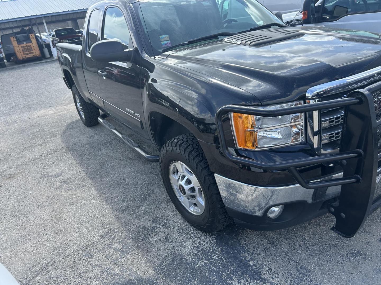 2013 Black GMC Sierra 2500HD SLE Ext. Cab 4WD (1GT220CG7DZ) with an 6.0L V8 OHV 16V FFV engine, 6-Speed Automatic transmission, located at 1687 Business 35 S, New Braunfels, TX, 78130, (830) 625-7159, 29.655487, -98.051491 - Photo#1