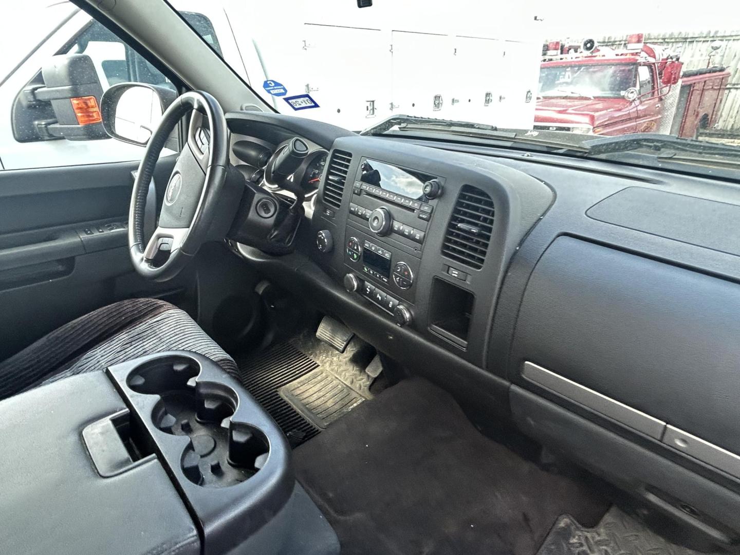 2013 Black GMC Sierra 2500HD SLE Ext. Cab 4WD (1GT220CG7DZ) with an 6.0L V8 OHV 16V FFV engine, 6-Speed Automatic transmission, located at 1687 Business 35 S, New Braunfels, TX, 78130, (830) 625-7159, 29.655487, -98.051491 - Photo#4