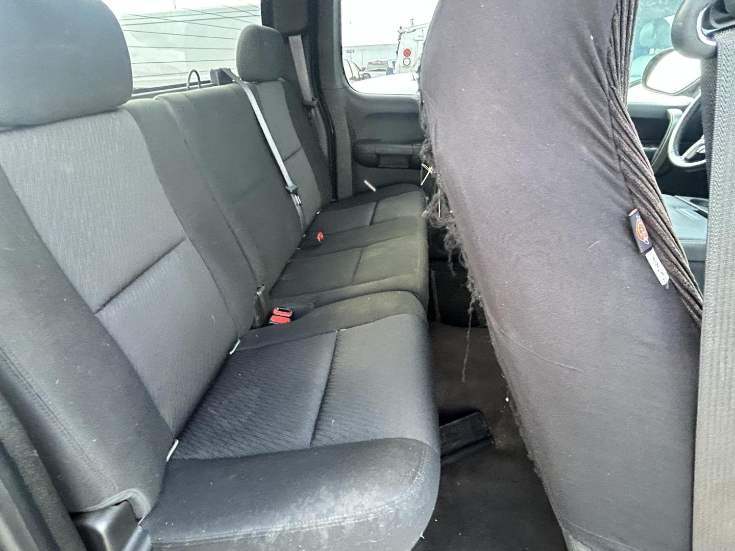 2013 Black GMC Sierra 2500HD SLE Ext. Cab 4WD (1GT220CG7DZ) with an 6.0L V8 OHV 16V FFV engine, 6-Speed Automatic transmission, located at 1687 Business 35 S, New Braunfels, TX, 78130, (830) 625-7159, 29.655487, -98.051491 - Photo#5