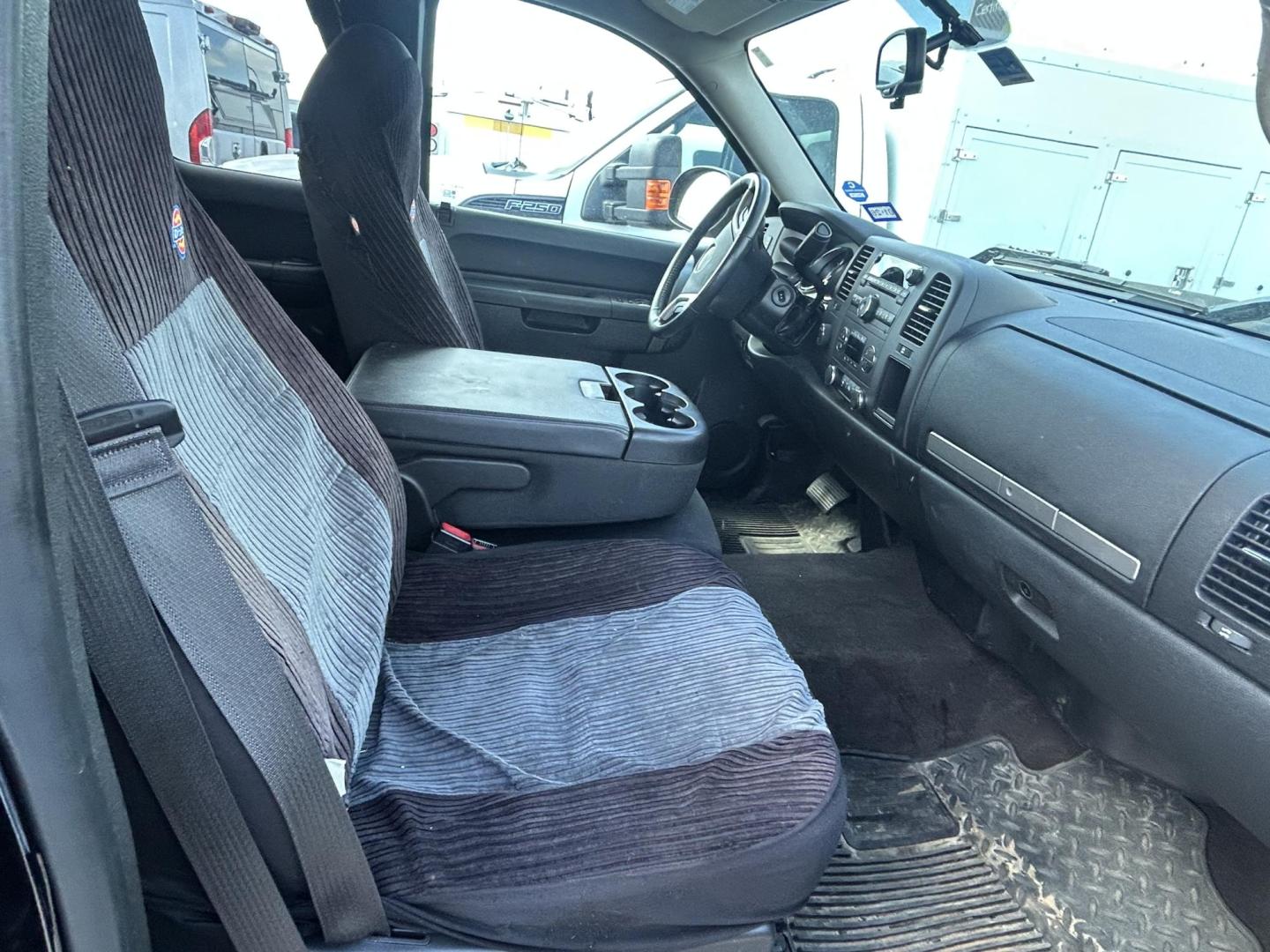 2013 Black GMC Sierra 2500HD SLE Ext. Cab 4WD (1GT220CG7DZ) with an 6.0L V8 OHV 16V FFV engine, 6-Speed Automatic transmission, located at 1687 Business 35 S, New Braunfels, TX, 78130, (830) 625-7159, 29.655487, -98.051491 - Photo#3