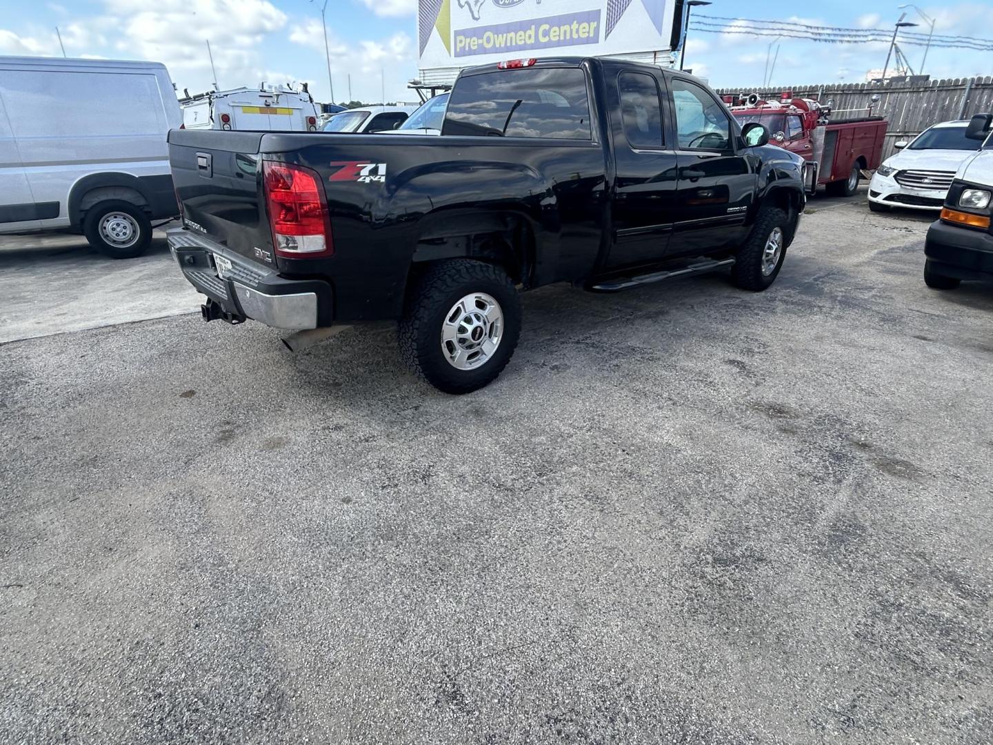 2013 Black GMC Sierra 2500HD SLE Ext. Cab 4WD (1GT220CG7DZ) with an 6.0L V8 OHV 16V FFV engine, 6-Speed Automatic transmission, located at 1687 Business 35 S, New Braunfels, TX, 78130, (830) 625-7159, 29.655487, -98.051491 - Photo#6