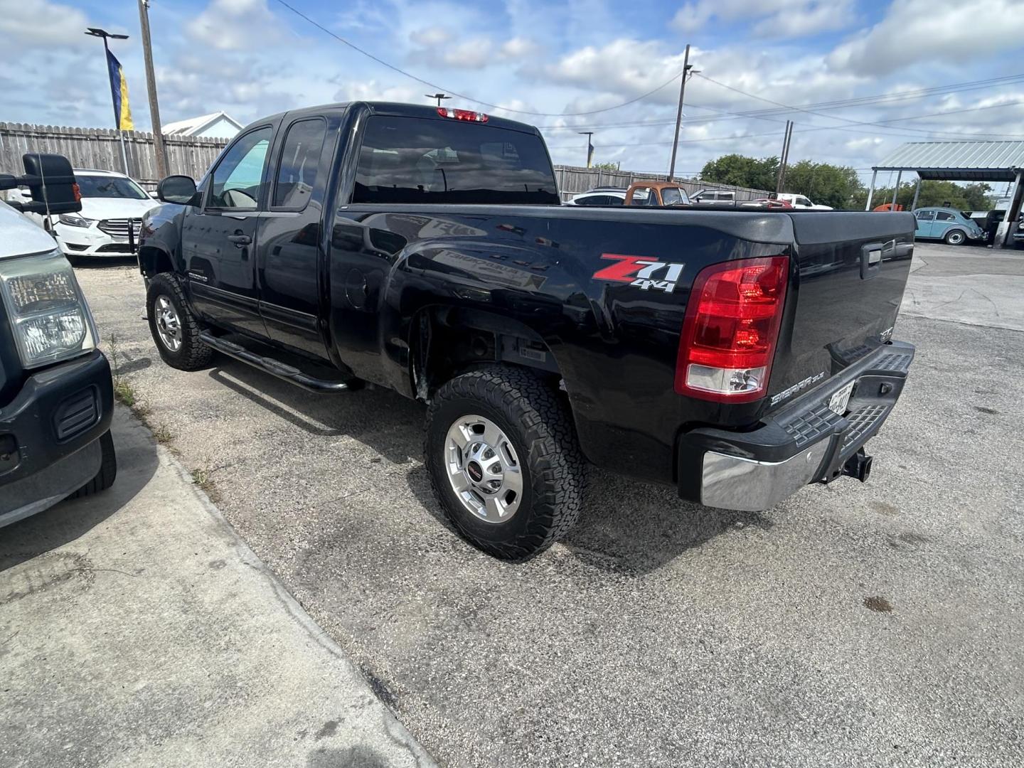 2013 Black GMC Sierra 2500HD SLE Ext. Cab 4WD (1GT220CG7DZ) with an 6.0L V8 OHV 16V FFV engine, 6-Speed Automatic transmission, located at 1687 Business 35 S, New Braunfels, TX, 78130, (830) 625-7159, 29.655487, -98.051491 - Photo#8
