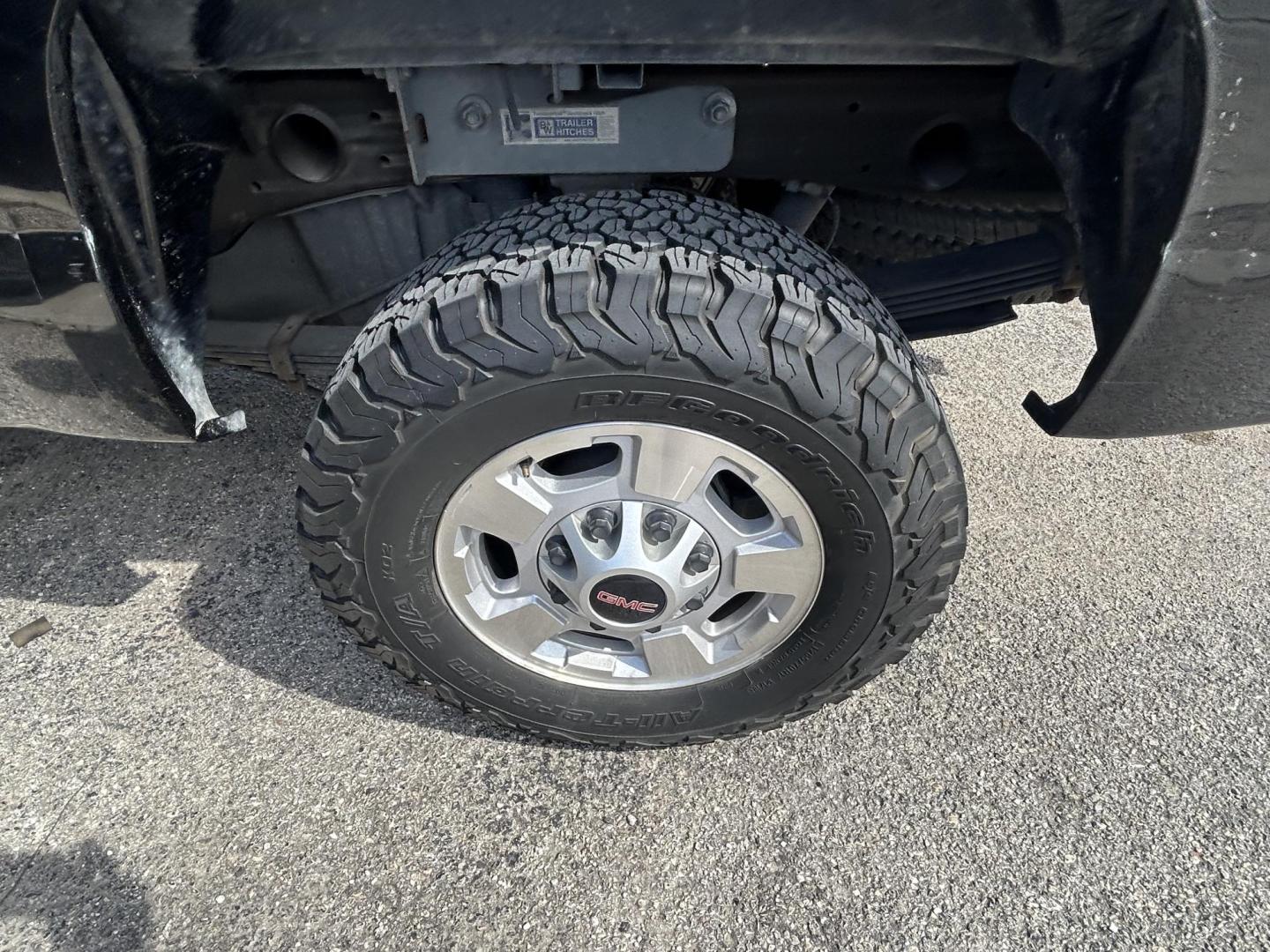 2013 Black GMC Sierra 2500HD SLE Ext. Cab 4WD (1GT220CG7DZ) with an 6.0L V8 OHV 16V FFV engine, 6-Speed Automatic transmission, located at 1687 Business 35 S, New Braunfels, TX, 78130, (830) 625-7159, 29.655487, -98.051491 - Photo#9