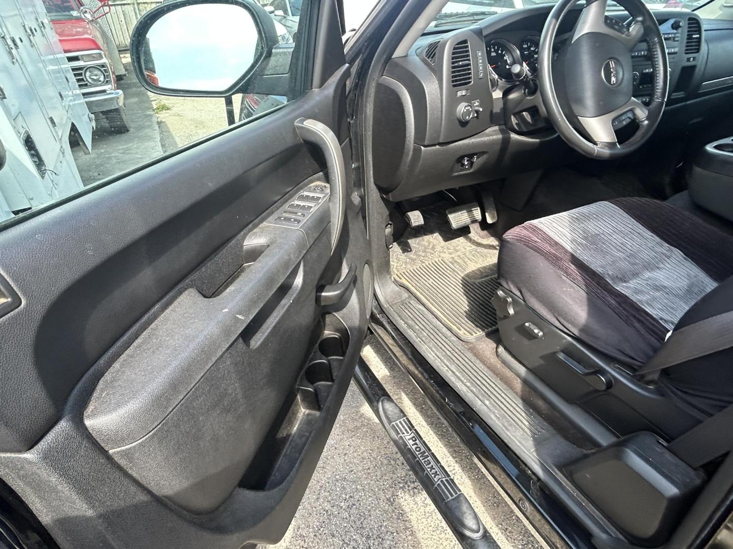 2013 Black GMC Sierra 2500HD SLE Ext. Cab 4WD (1GT220CG7DZ) with an 6.0L V8 OHV 16V FFV engine, 6-Speed Automatic transmission, located at 1687 Business 35 S, New Braunfels, TX, 78130, (830) 625-7159, 29.655487, -98.051491 - Photo#10