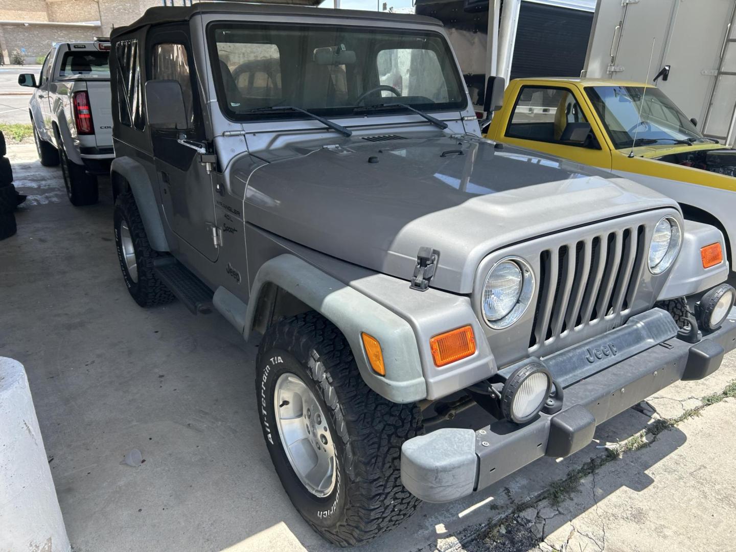 2000 Gray Jeep Wrangler Sport (1J4FA49S6YP) with an 4.0L L6 OHV 12V engine, located at 1687 Business 35 S, New Braunfels, TX, 78130, (830) 625-7159, 29.655487, -98.051491 - Photo#1