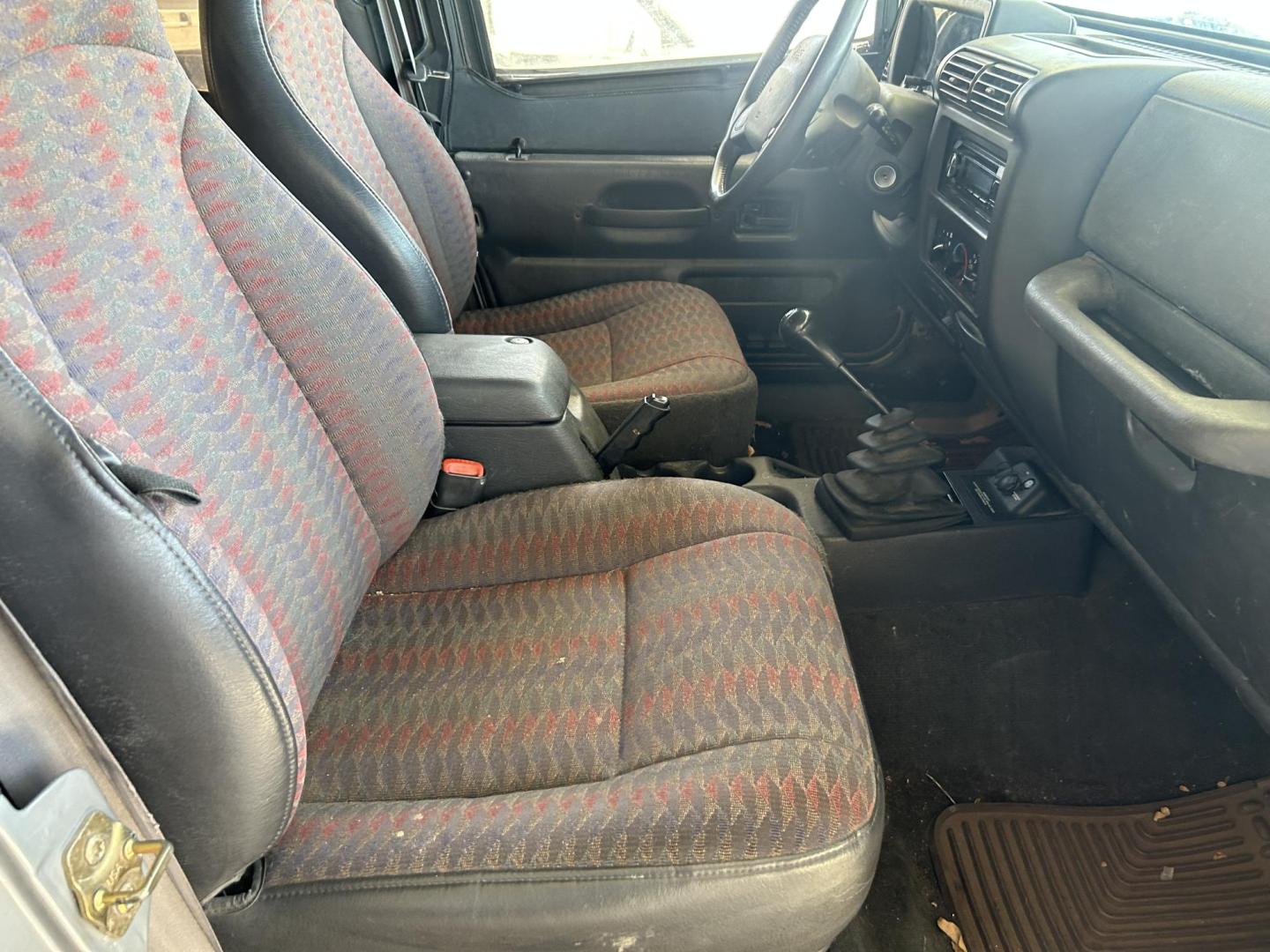 2000 Gray Jeep Wrangler Sport (1J4FA49S6YP) with an 4.0L L6 OHV 12V engine, located at 1687 Business 35 S, New Braunfels, TX, 78130, (830) 625-7159, 29.655487, -98.051491 - Photo#2