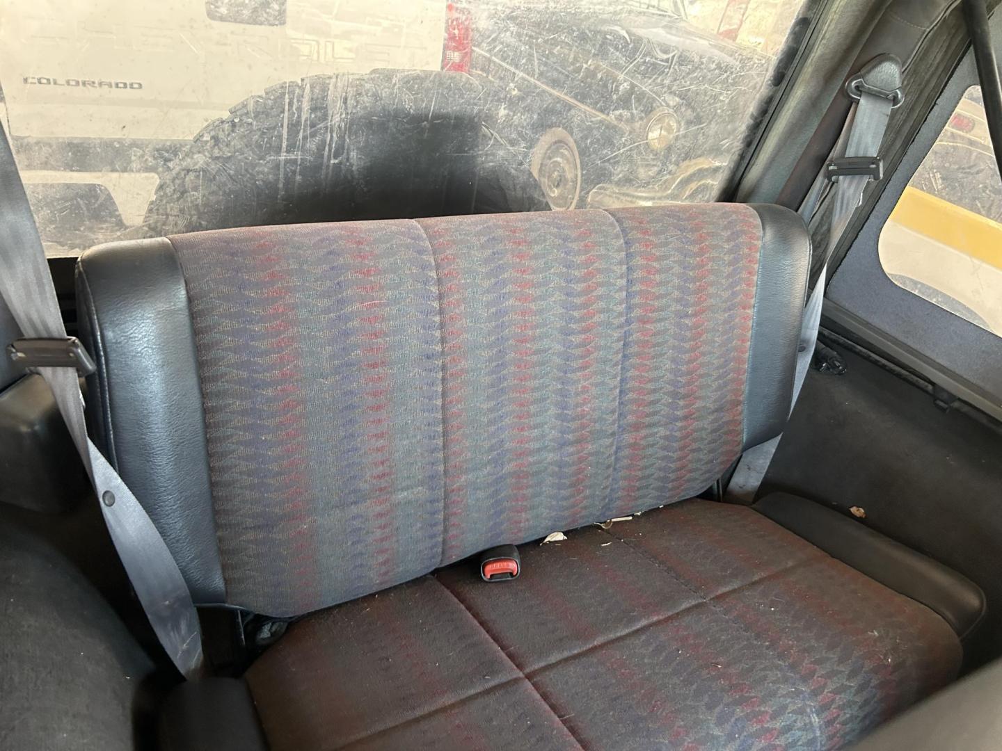 2000 Gray Jeep Wrangler Sport (1J4FA49S6YP) with an 4.0L L6 OHV 12V engine, located at 1687 Business 35 S, New Braunfels, TX, 78130, (830) 625-7159, 29.655487, -98.051491 - Photo#4