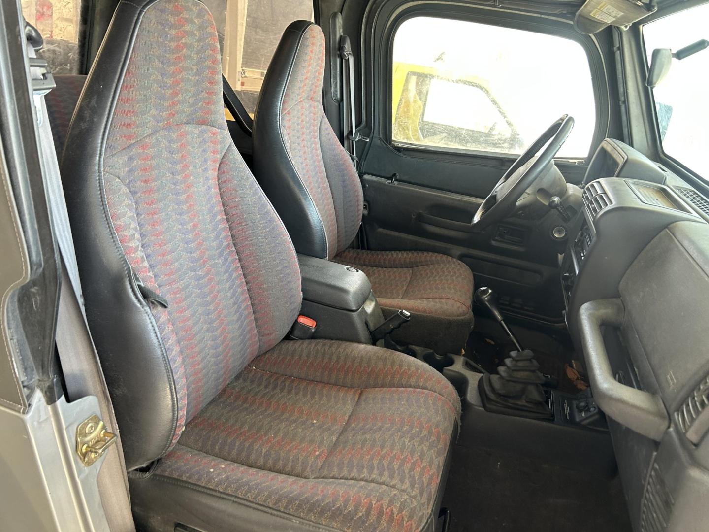 2000 Gray Jeep Wrangler Sport (1J4FA49S6YP) with an 4.0L L6 OHV 12V engine, located at 1687 Business 35 S, New Braunfels, TX, 78130, (830) 625-7159, 29.655487, -98.051491 - Photo#5
