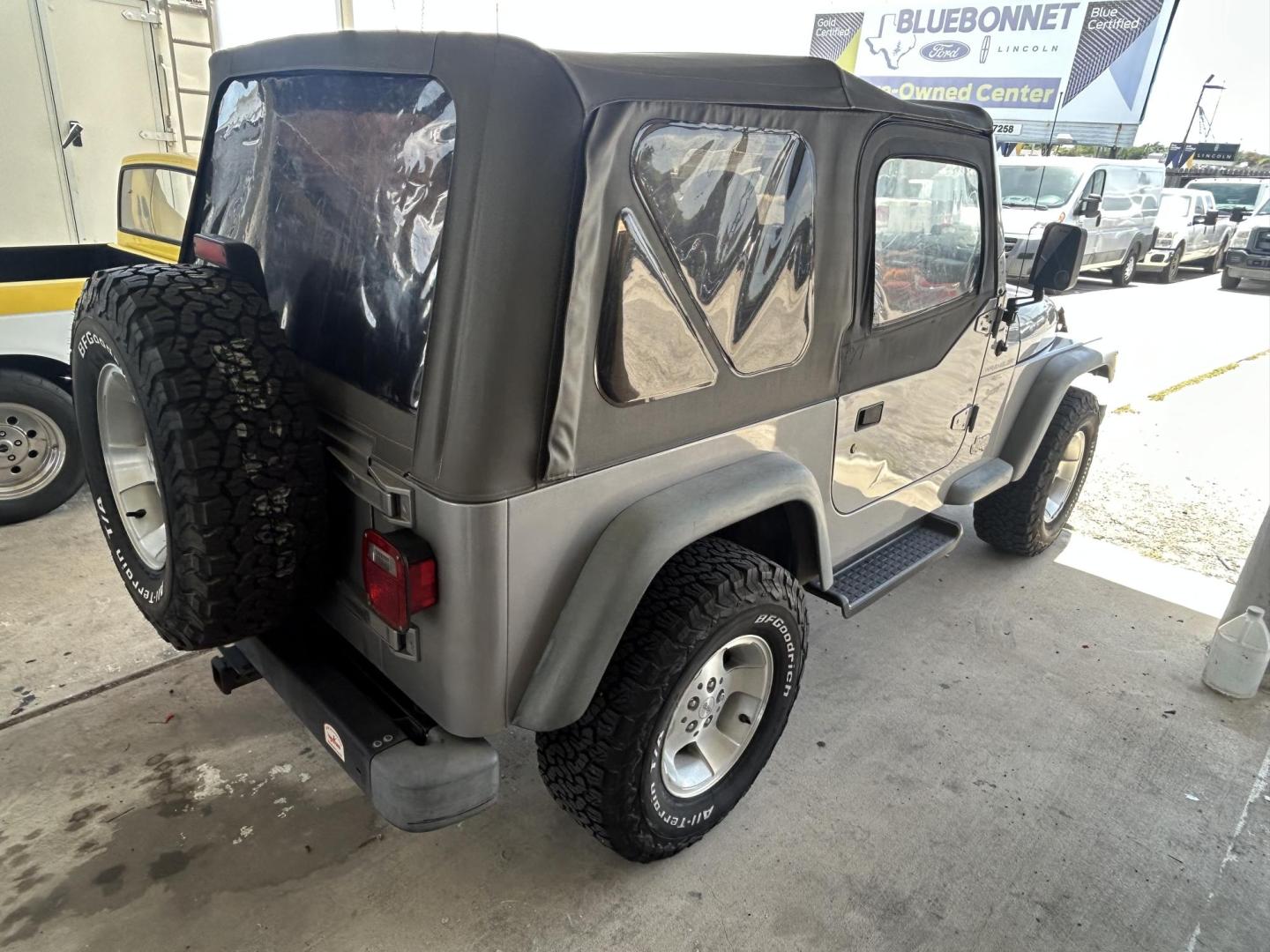 2000 Gray Jeep Wrangler Sport (1J4FA49S6YP) with an 4.0L L6 OHV 12V engine, located at 1687 Business 35 S, New Braunfels, TX, 78130, (830) 625-7159, 29.655487, -98.051491 - Photo#6