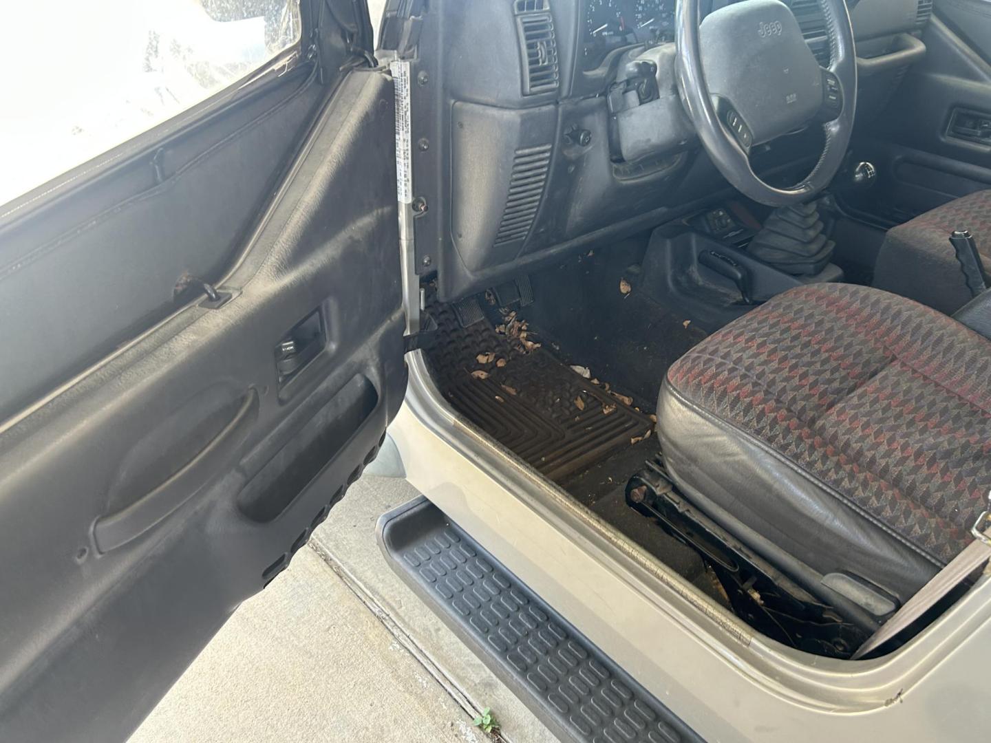 2000 Gray Jeep Wrangler Sport (1J4FA49S6YP) with an 4.0L L6 OHV 12V engine, located at 1687 Business 35 S, New Braunfels, TX, 78130, (830) 625-7159, 29.655487, -98.051491 - Photo#8