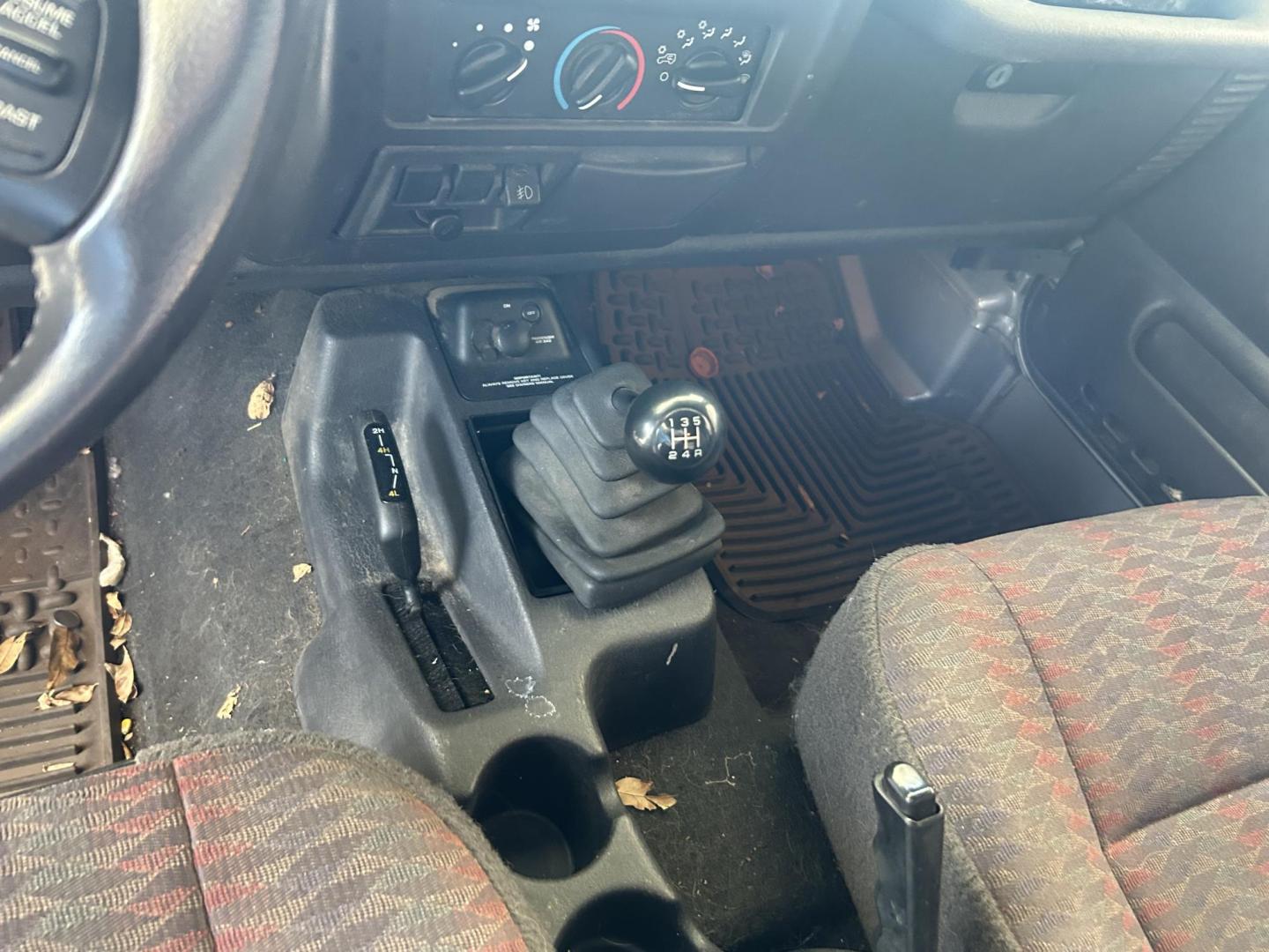 2000 Gray Jeep Wrangler Sport (1J4FA49S6YP) with an 4.0L L6 OHV 12V engine, located at 1687 Business 35 S, New Braunfels, TX, 78130, (830) 625-7159, 29.655487, -98.051491 - Photo#10