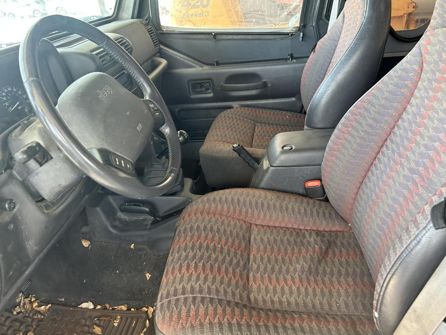 2000 Gray Jeep Wrangler Sport (1J4FA49S6YP) with an 4.0L L6 OHV 12V engine, located at 1687 Business 35 S, New Braunfels, TX, 78130, (830) 625-7159, 29.655487, -98.051491 - Photo#9