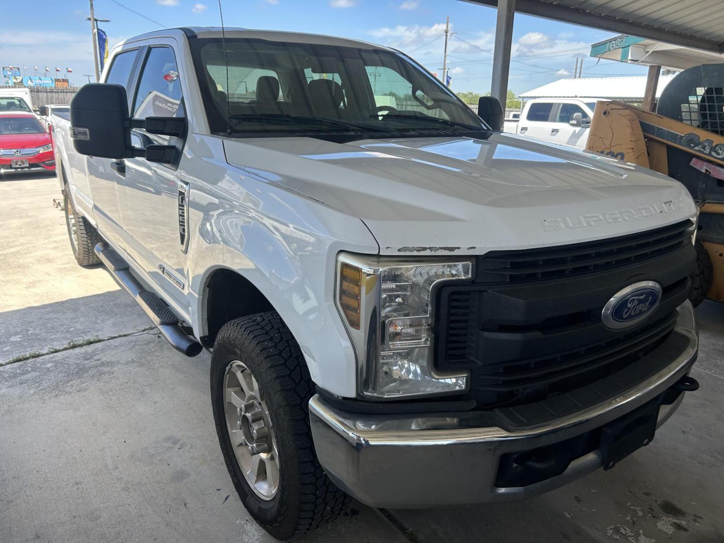 2018 White Ford F-250 SD XL Crew Cab Long Bed 4WD (1FT7W2BT5JE) with an 6.7L V8 OHV 16V DIESEL engine, 6A transmission, located at 1687 Business 35 S, New Braunfels, TX, 78130, (830) 625-7159, 29.655487, -98.051491 - Photo#5