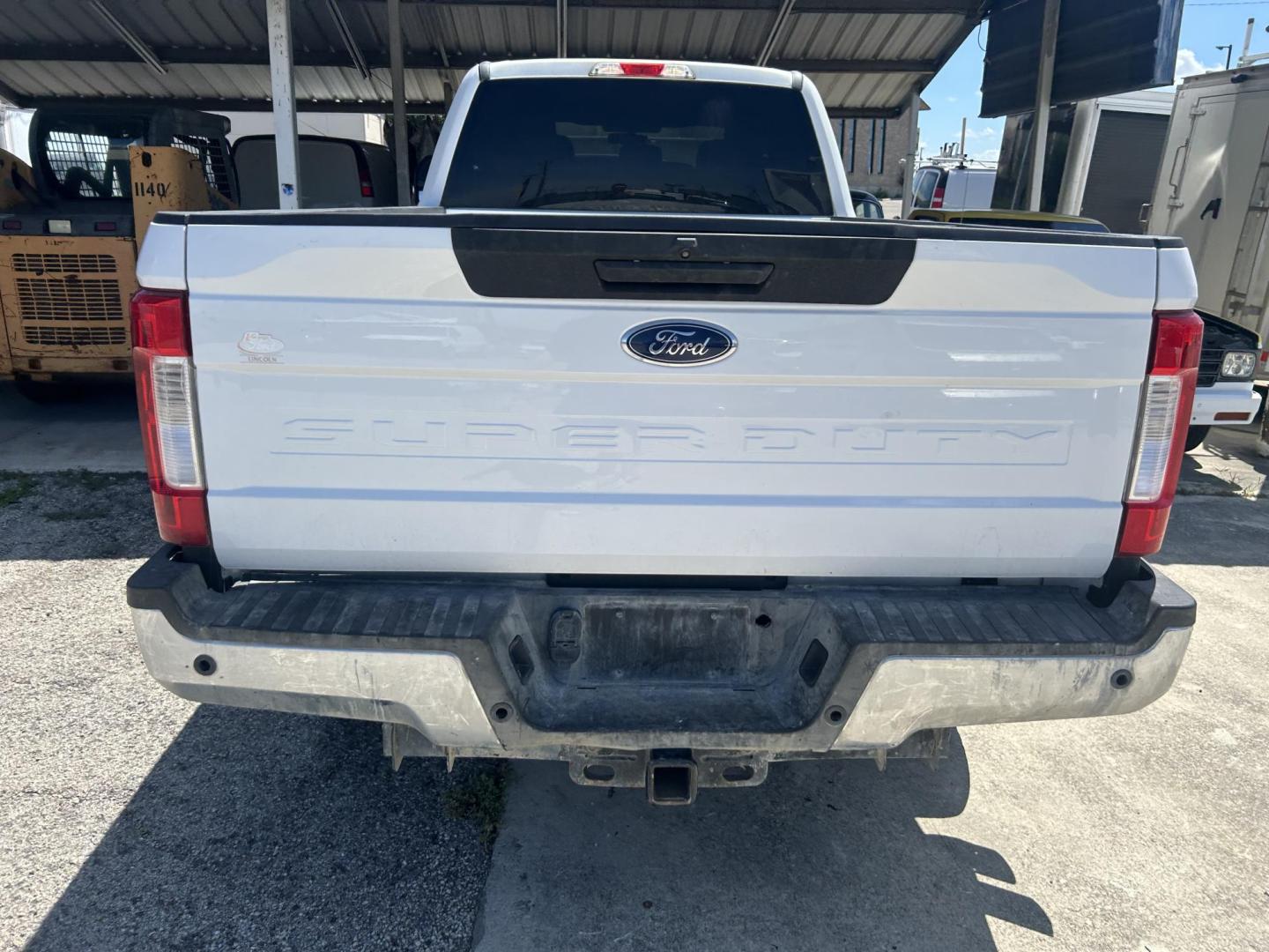 2018 White Ford F-250 SD XL Crew Cab Long Bed 4WD (1FT7W2BT5JE) with an 6.7L V8 OHV 16V DIESEL engine, 6A transmission, located at 1687 Business 35 S, New Braunfels, TX, 78130, (830) 625-7159, 29.655487, -98.051491 - Photo#2