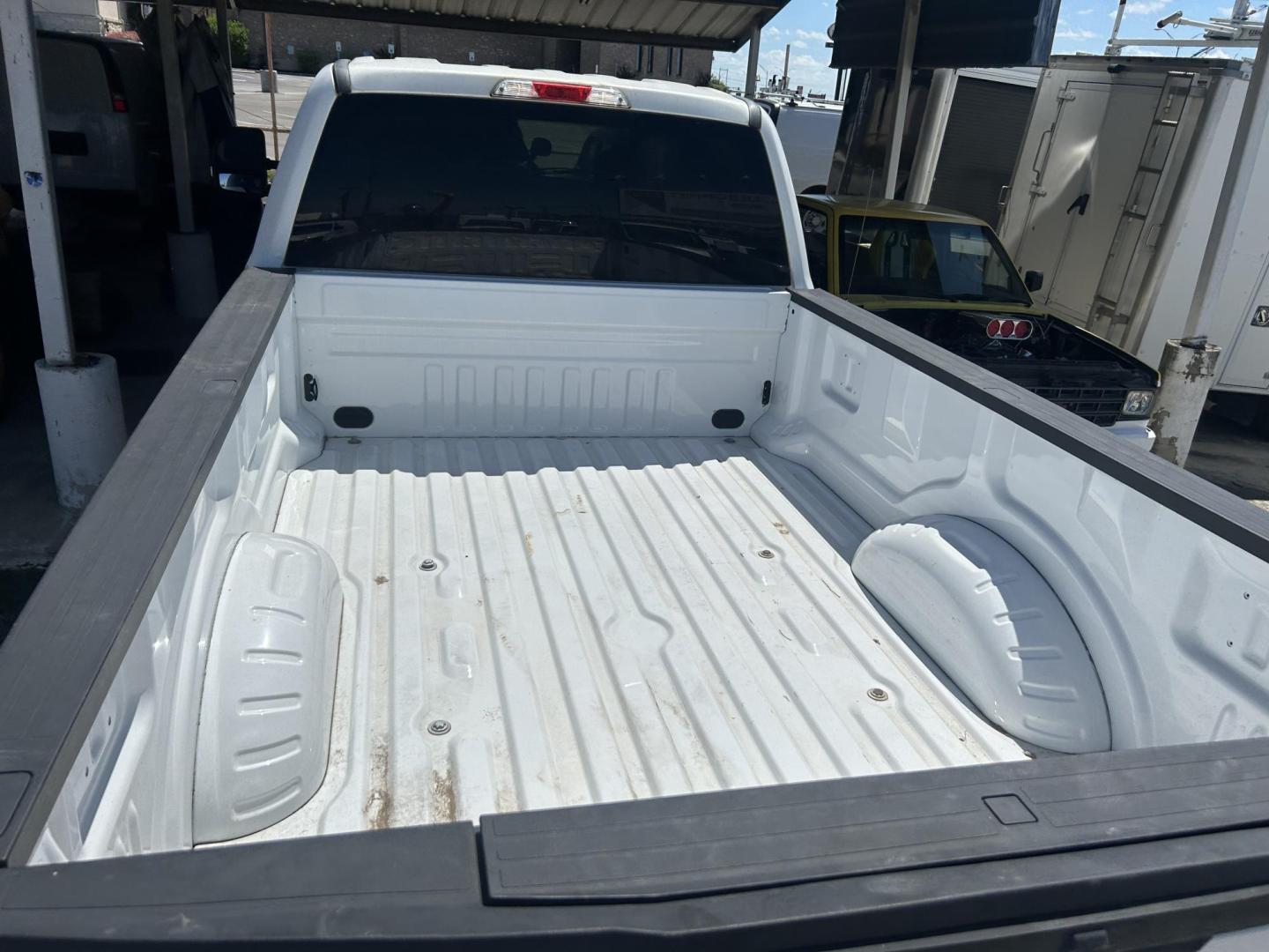2018 White Ford F-250 SD XL Crew Cab Long Bed 4WD (1FT7W2BT5JE) with an 6.7L V8 OHV 16V DIESEL engine, 6A transmission, located at 1687 Business 35 S, New Braunfels, TX, 78130, (830) 625-7159, 29.655487, -98.051491 - Photo#3