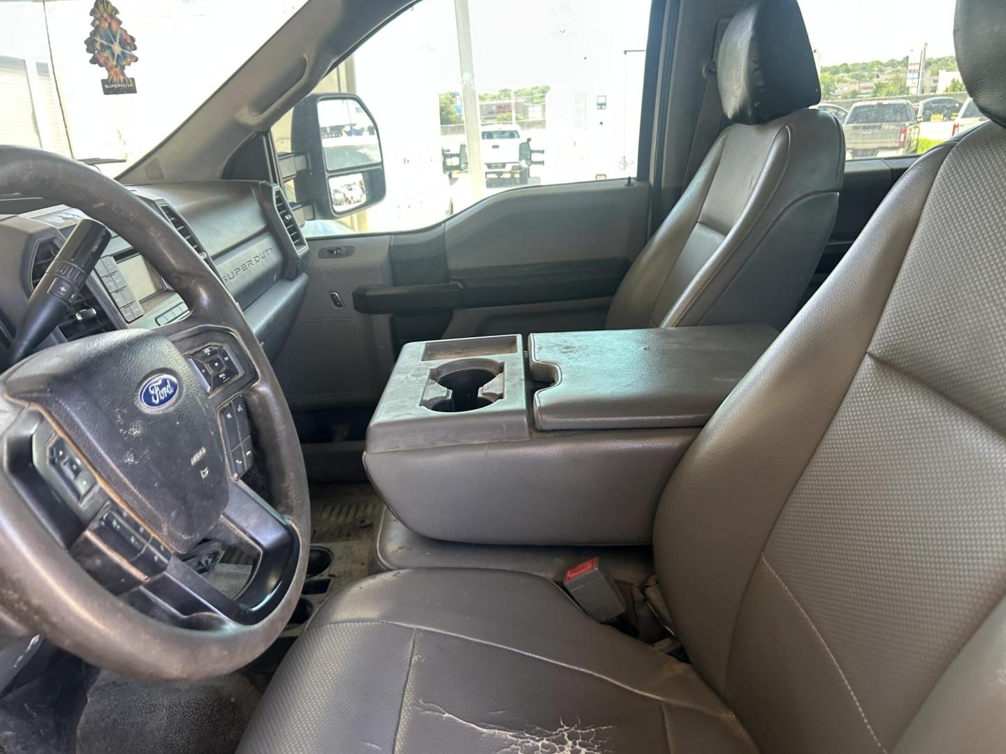 2018 White Ford F-250 SD XL Crew Cab Long Bed 4WD (1FT7W2BT5JE) with an 6.7L V8 OHV 16V DIESEL engine, 6A transmission, located at 1687 Business 35 S, New Braunfels, TX, 78130, (830) 625-7159, 29.655487, -98.051491 - Photo#7
