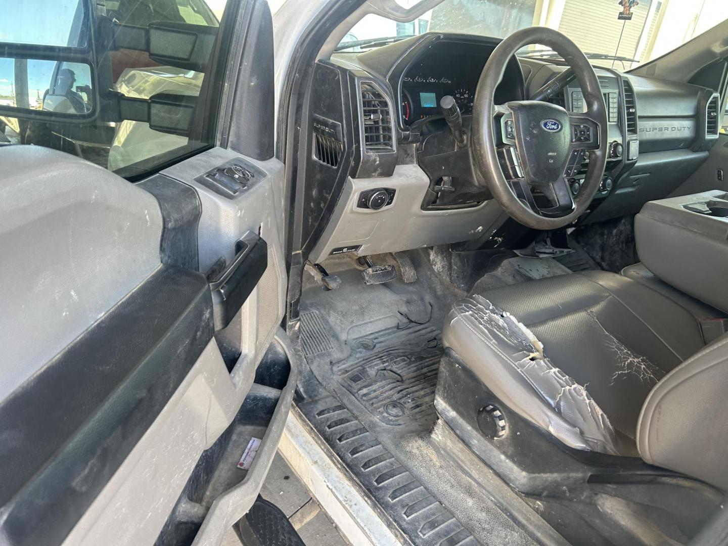 2018 White Ford F-250 SD XL Crew Cab Long Bed 4WD (1FT7W2BT5JE) with an 6.7L V8 OHV 16V DIESEL engine, 6A transmission, located at 1687 Business 35 S, New Braunfels, TX, 78130, (830) 625-7159, 29.655487, -98.051491 - Photo#6