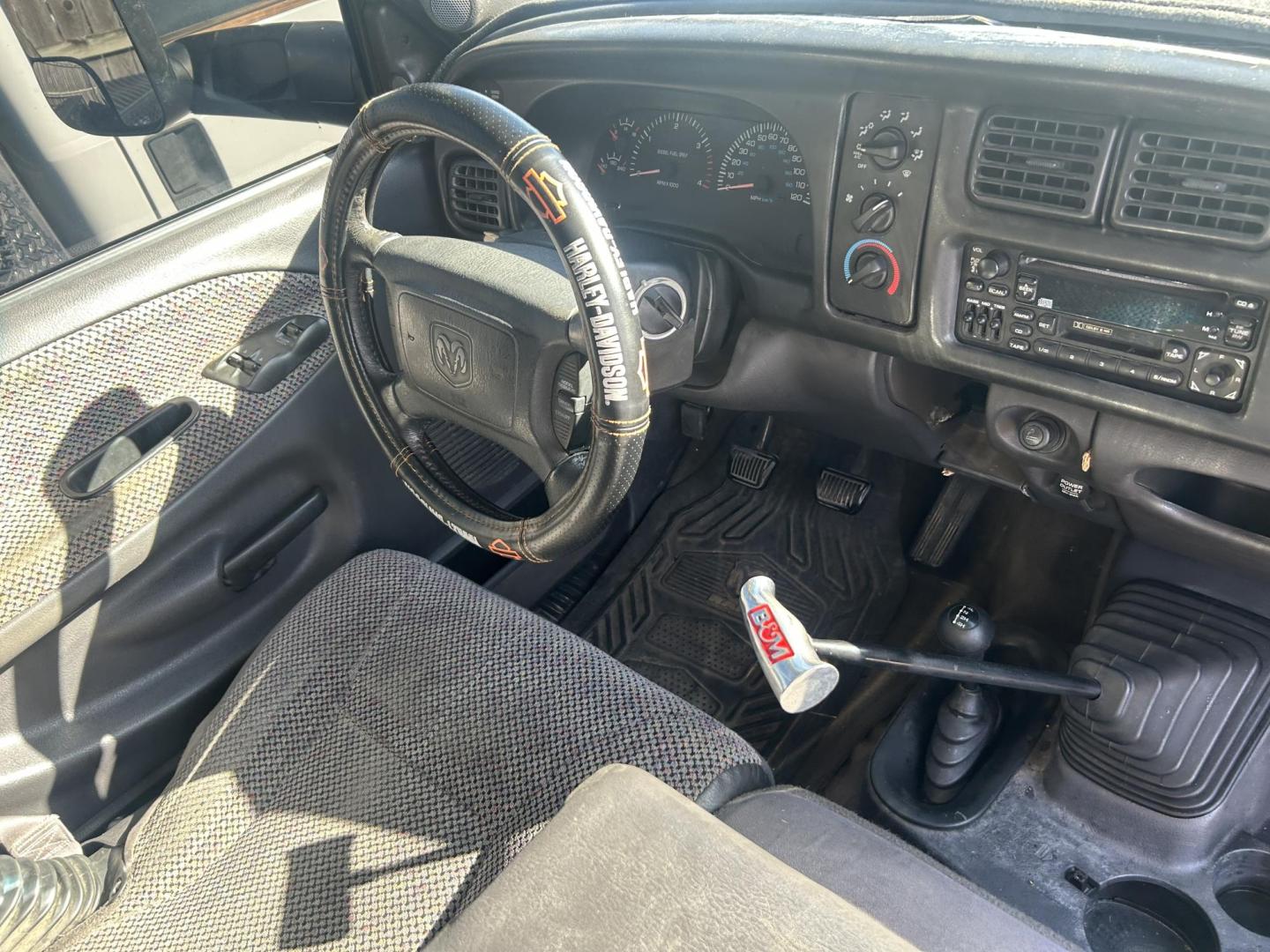 2001 White Dodge Ram 2500 Quad Cab Long Bed 4WD (3B7KF23741G) with an 5.9L V6 OHV 24V TURBO DIESEL engine, located at 1687 Business 35 S, New Braunfels, TX, 78130, (830) 625-7159, 29.655487, -98.051491 - Photo#5