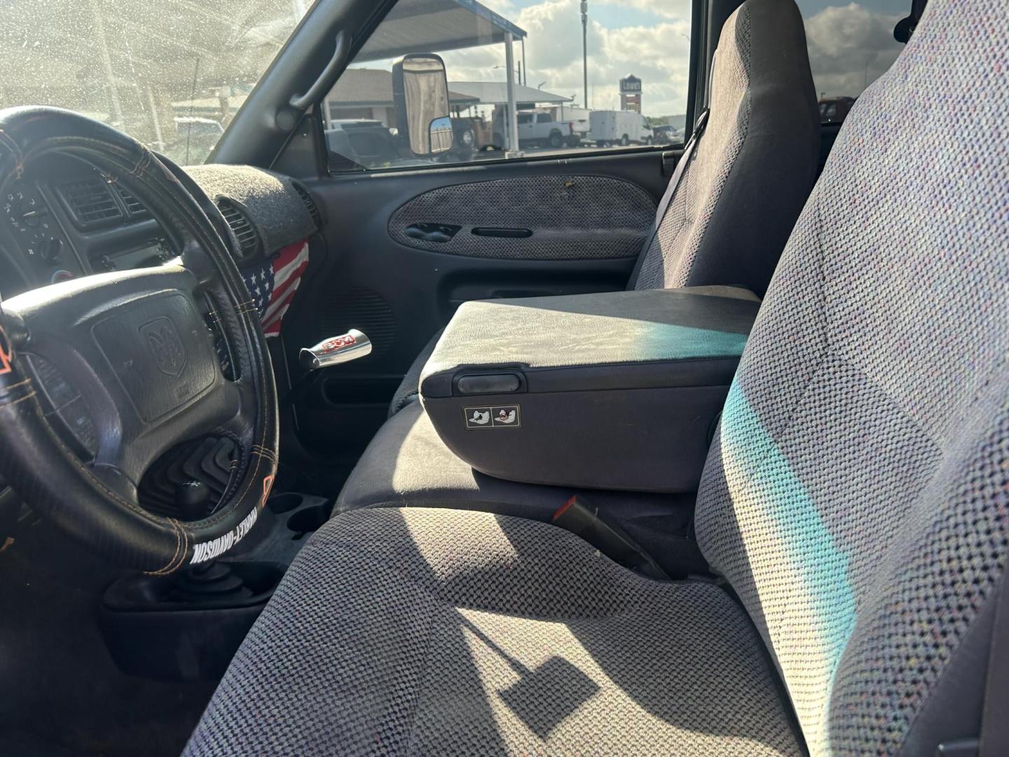 2001 White Dodge Ram 2500 Quad Cab Long Bed 4WD (3B7KF23741G) with an 5.9L V6 OHV 24V TURBO DIESEL engine, located at 1687 Business 35 S, New Braunfels, TX, 78130, (830) 625-7159, 29.655487, -98.051491 - Photo#9