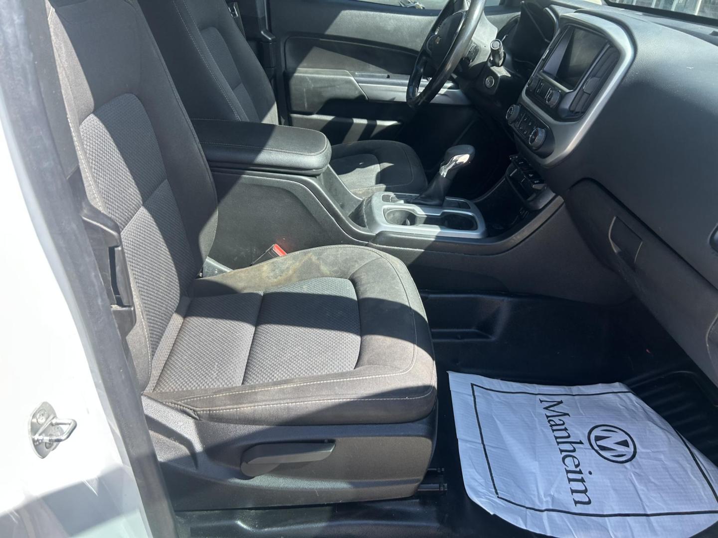 2022 White Chevrolet Colorado LT Ext. Cab 2WD (1GCHSCEA0N1) with an 2.5L L4 DOHC 16V GAS engine, 6A transmission, located at 1687 Business 35 S, New Braunfels, TX, 78130, (830) 625-7159, 29.655487, -98.051491 - Photo#2