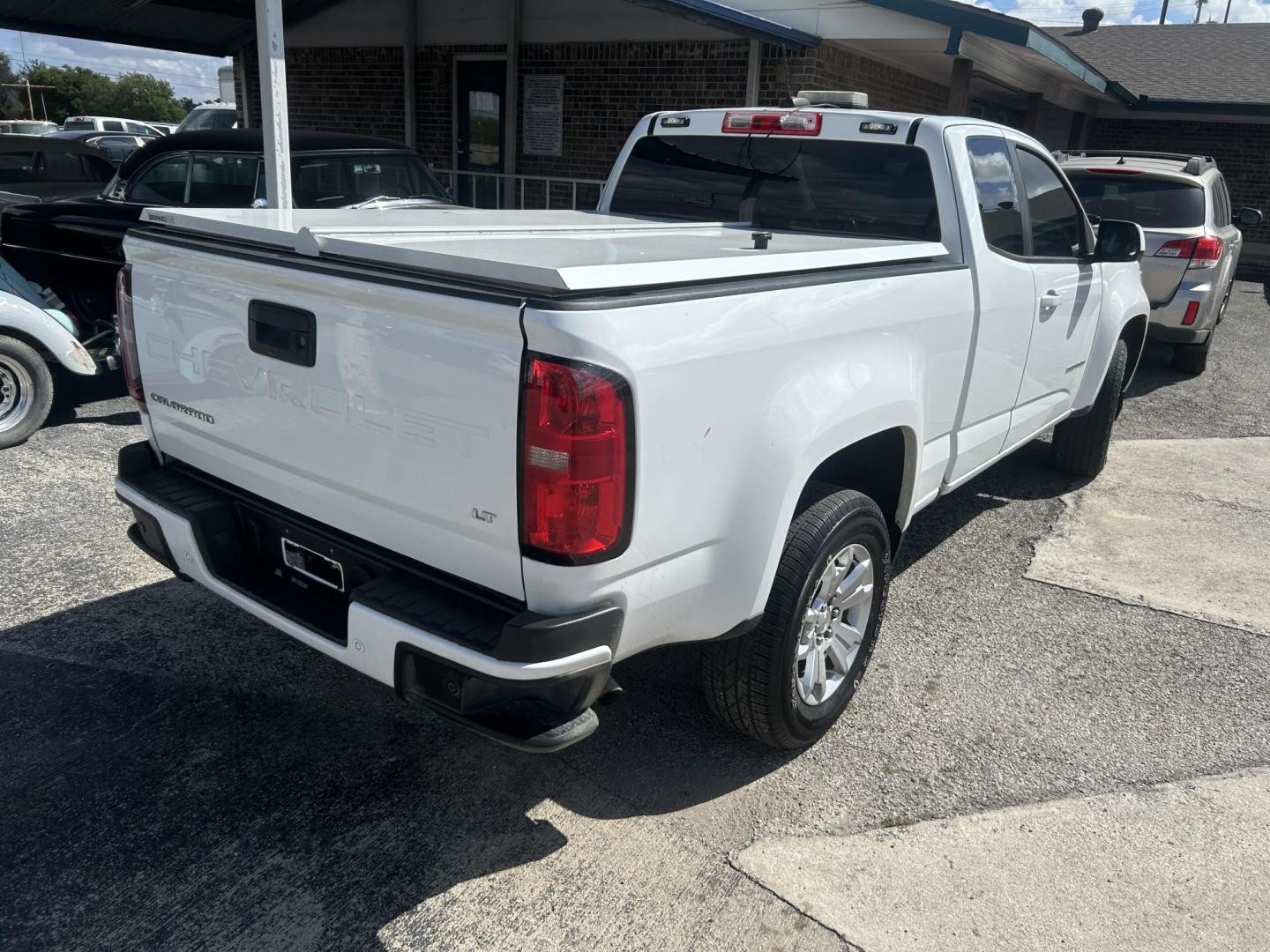 2022 White Chevrolet Colorado LT Ext. Cab 2WD (1GCHSCEA0N1) with an 2.5L L4 DOHC 16V GAS engine, 6A transmission, located at 1687 Business 35 S, New Braunfels, TX, 78130, (830) 625-7159, 29.655487, -98.051491 - Photo#4
