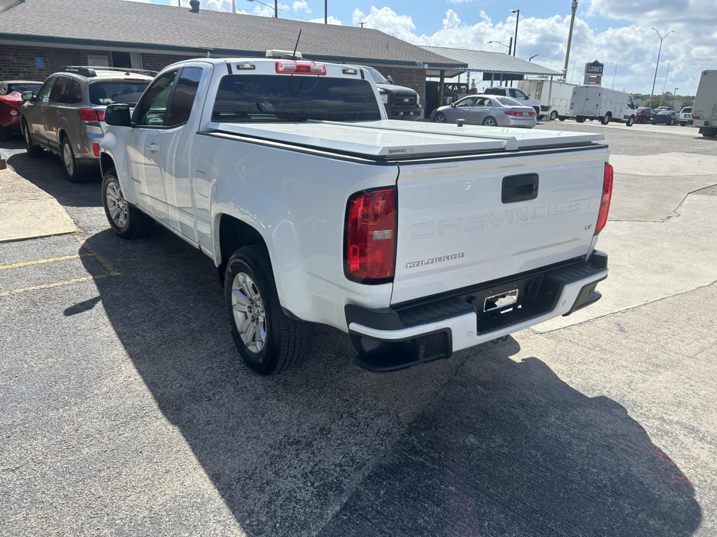 2022 White Chevrolet Colorado LT Ext. Cab 2WD (1GCHSCEA0N1) with an 2.5L L4 DOHC 16V GAS engine, 6A transmission, located at 1687 Business 35 S, New Braunfels, TX, 78130, (830) 625-7159, 29.655487, -98.051491 - Photo#6