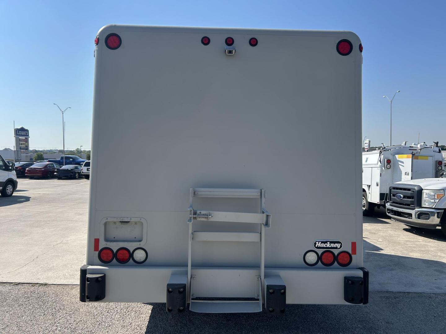 2018 Gray Isuzu NQR - (JALE5W169J7) with an 5.2L L6 DIESEL engine, located at 1687 Business 35 S, New Braunfels, TX, 78130, (830) 625-7159, 29.655487, -98.051491 - Photo#3