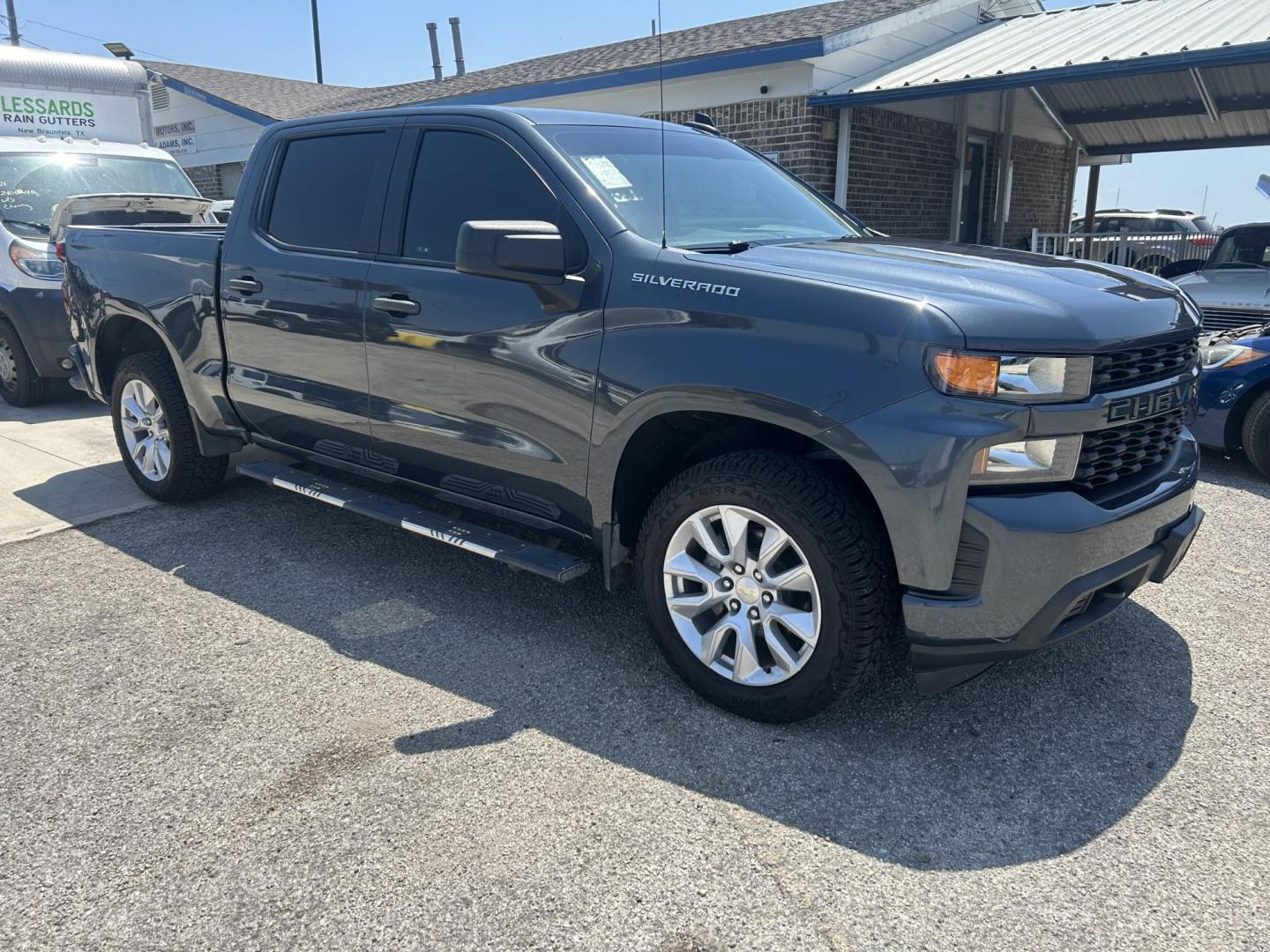 2021 Gray Chevrolet Silverado 1500 Custom Crew Cab Long Box 2WD (1GCPWBEK5MZ) with an 2.7L L4 DOHC 16V TURBO engine, 6A transmission, located at 1687 Business 35 S, New Braunfels, TX, 78130, (830) 625-7159, 29.655487, -98.051491 - Photo#1