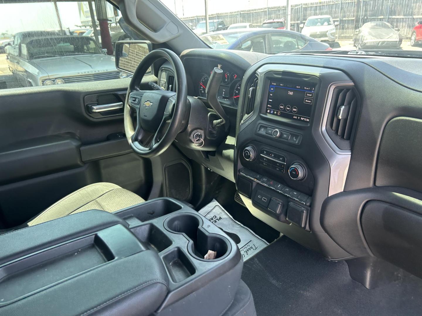 2021 Gray Chevrolet Silverado 1500 Custom Crew Cab Long Box 2WD (1GCPWBEK5MZ) with an 2.7L L4 DOHC 16V TURBO engine, 6A transmission, located at 1687 Business 35 S, New Braunfels, TX, 78130, (830) 625-7159, 29.655487, -98.051491 - Photo#3
