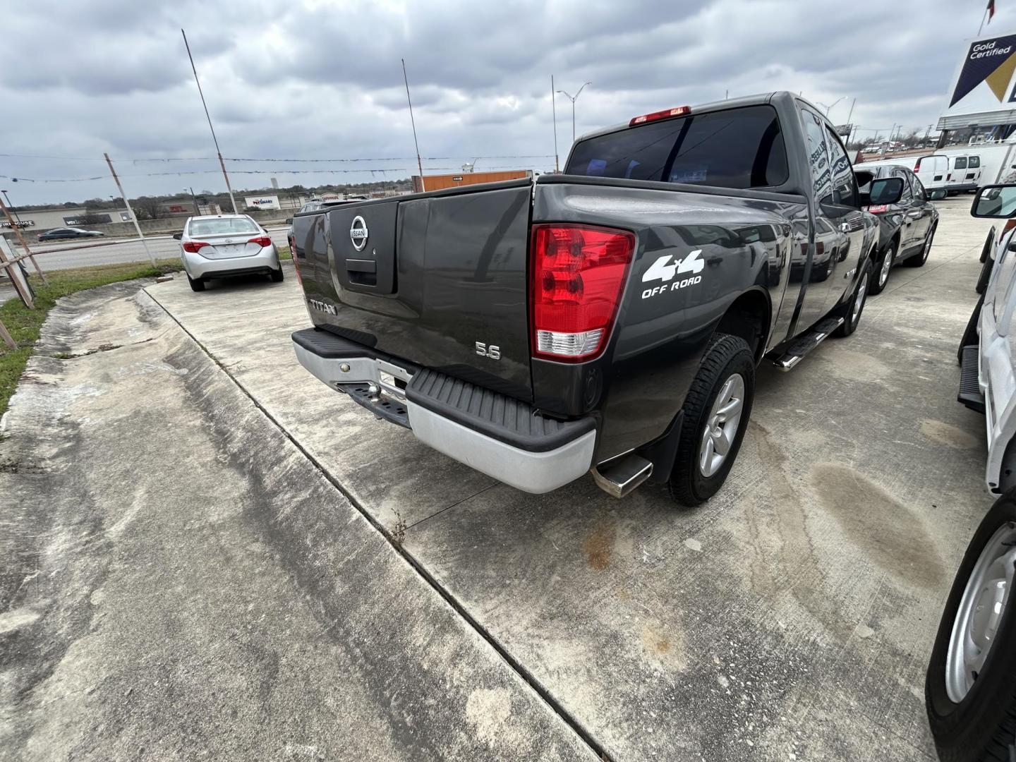 2007 Nissan Titan LE King Cab 4WD (1N6BA06B67N) with an 5.6L V8 DOHC 32V FFV engine, 5-Speed Automatic transmission, located at 1687 Business 35 S, New Braunfels, TX, 78130, (830) 625-7159, 29.655487, -98.051491 - Photo#5