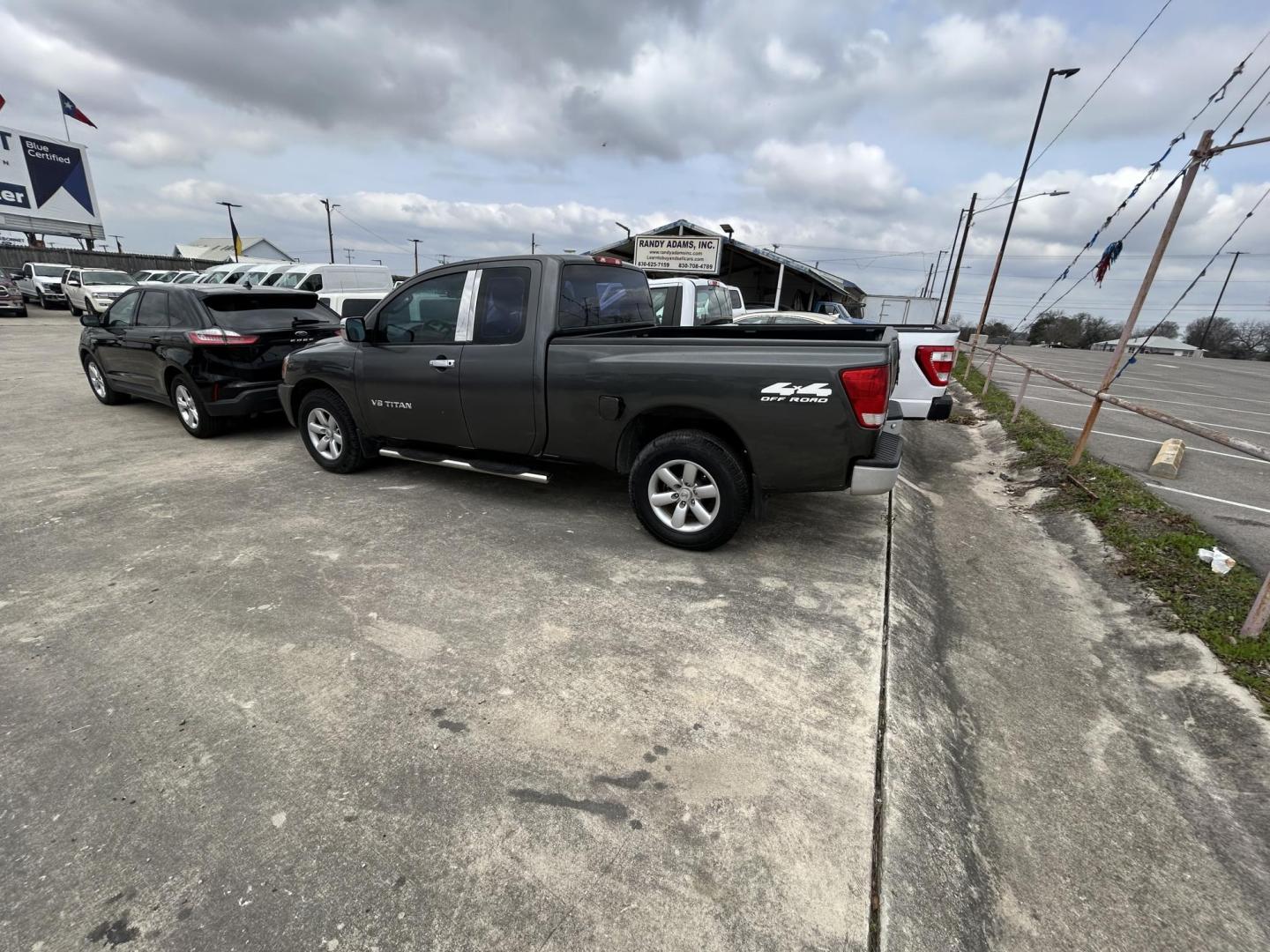 2007 Nissan Titan LE King Cab 4WD (1N6BA06B67N) with an 5.6L V8 DOHC 32V FFV engine, 5-Speed Automatic transmission, located at 1687 Business 35 S, New Braunfels, TX, 78130, (830) 625-7159, 29.655487, -98.051491 - Photo#6