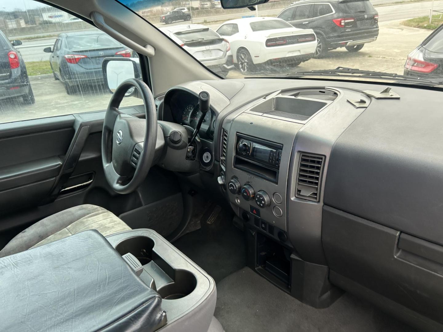 2007 Nissan Titan LE King Cab 4WD (1N6BA06B67N) with an 5.6L V8 DOHC 32V FFV engine, 5-Speed Automatic transmission, located at 1687 Business 35 S, New Braunfels, TX, 78130, (830) 625-7159, 29.655487, -98.051491 - Photo#3