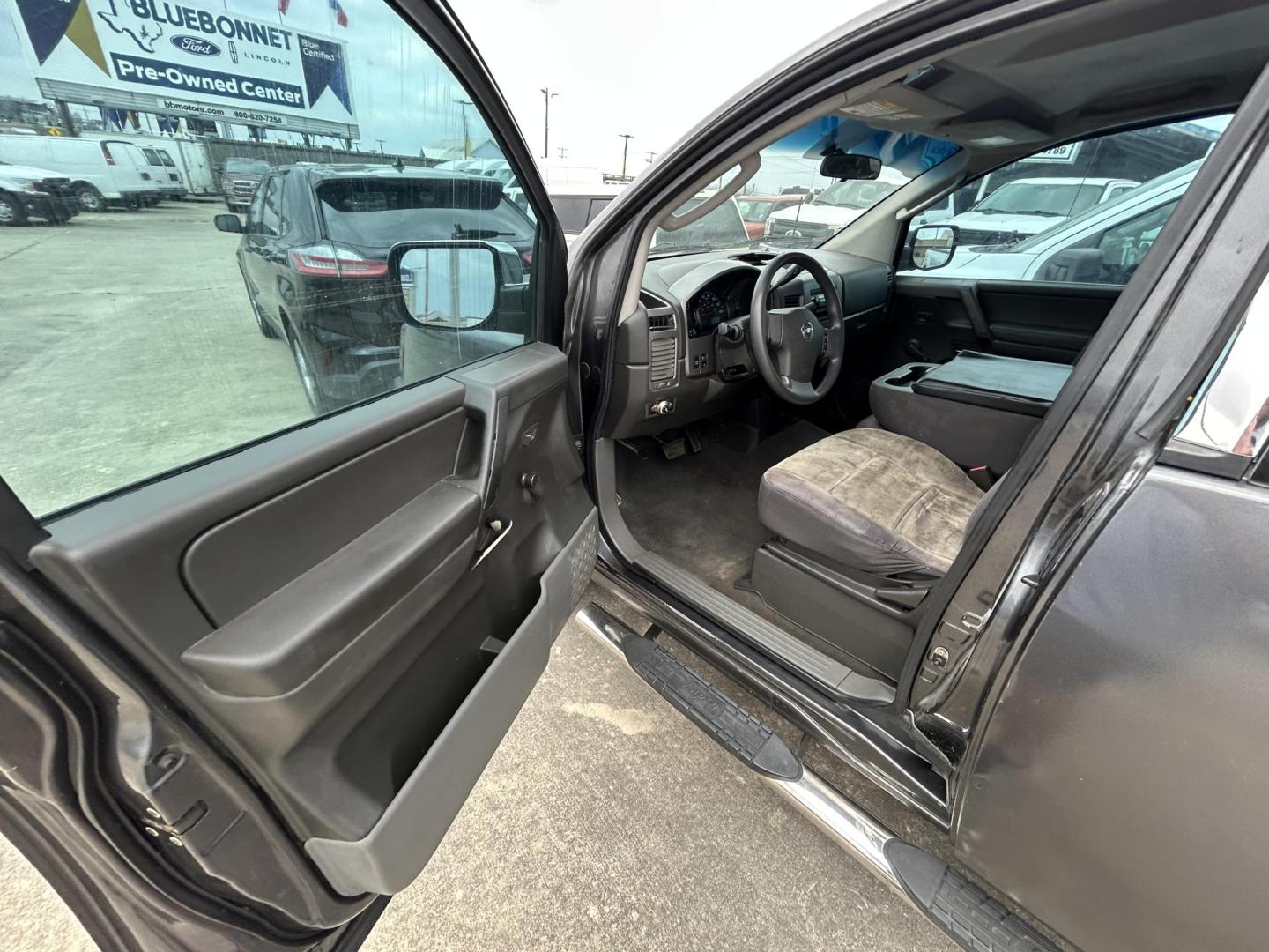 2007 Nissan Titan LE King Cab 4WD (1N6BA06B67N) with an 5.6L V8 DOHC 32V FFV engine, 5-Speed Automatic transmission, located at 1687 Business 35 S, New Braunfels, TX, 78130, (830) 625-7159, 29.655487, -98.051491 - Photo#7