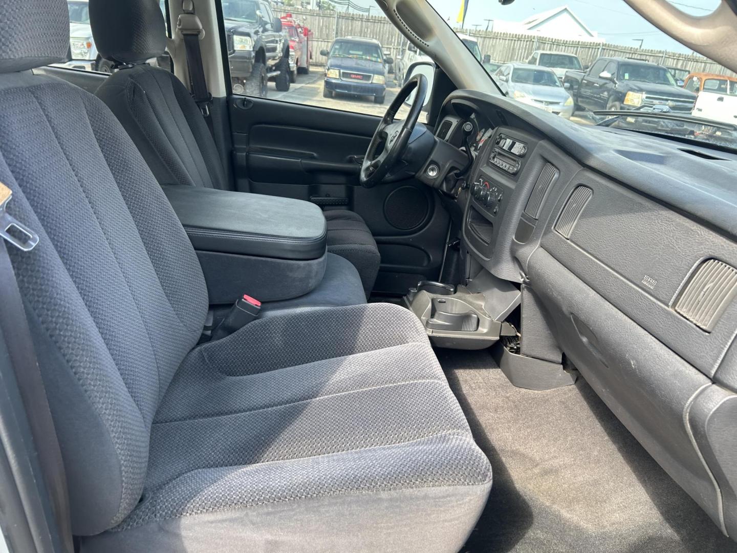 2002 Silver Dodge Ram 1500 SLT Plus Quad Cab 2WD (1D7HA18N82S) with an 4.7L V8 SOHC 16V engine, Automatic transmission, located at 1687 Business 35 S, New Braunfels, TX, 78130, (830) 625-7159, 29.655487, -98.051491 - Photo#6