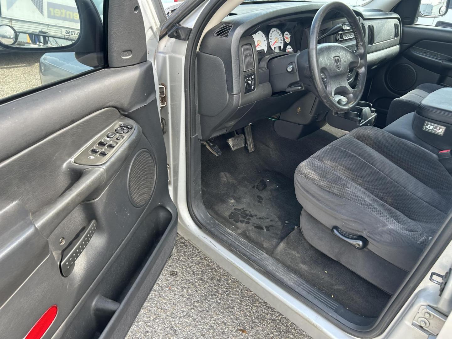 2002 Silver Dodge Ram 1500 SLT Plus Quad Cab 2WD (1D7HA18N82S) with an 4.7L V8 SOHC 16V engine, Automatic transmission, located at 1687 Business 35 S, New Braunfels, TX, 78130, (830) 625-7159, 29.655487, -98.051491 - Photo#4