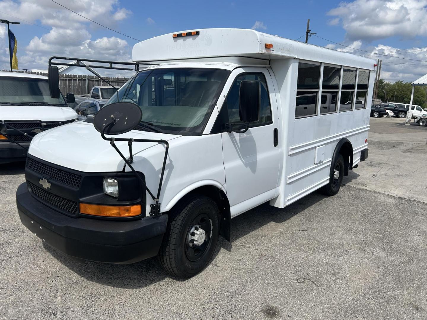 2007 White Chevrolet Express 3500 Cargo (1GBHG31V471) with an 4.8L V8 OHV 16V engine, 4-Speed Automatic Overdrive transmission, located at 1687 Business 35 S, New Braunfels, TX, 78130, (830) 625-7159, 29.655487, -98.051491 - Photo#0
