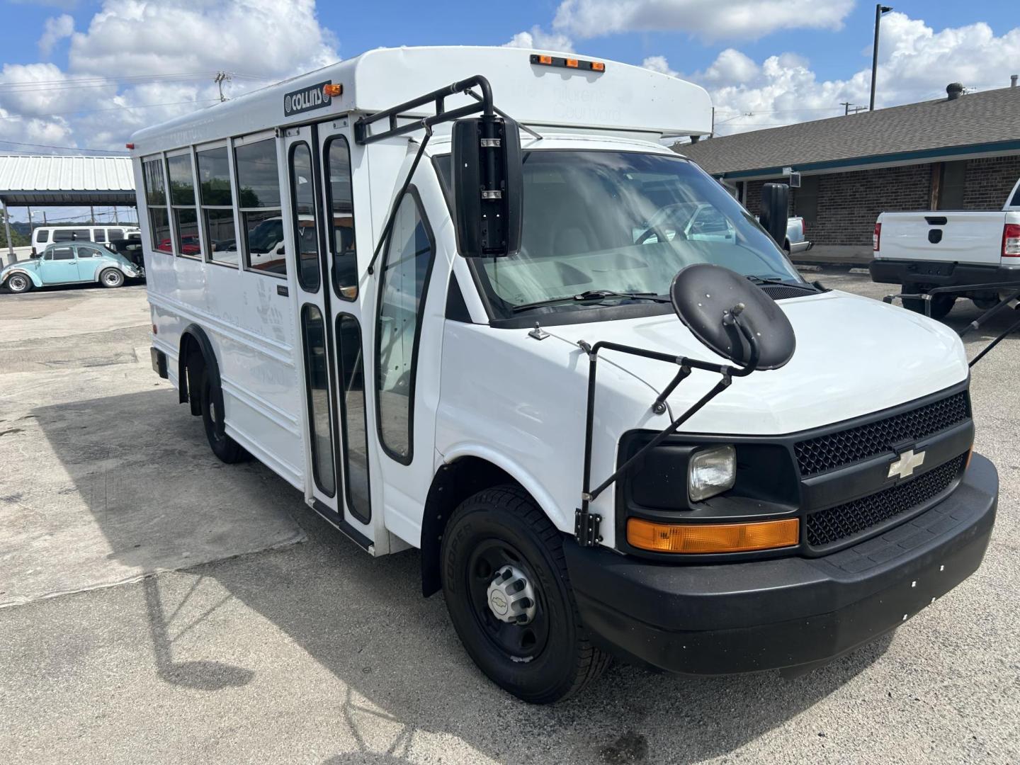 2007 White Chevrolet Express 3500 Cargo (1GBHG31V471) with an 4.8L V8 OHV 16V engine, 4-Speed Automatic Overdrive transmission, located at 1687 Business 35 S, New Braunfels, TX, 78130, (830) 625-7159, 29.655487, -98.051491 - Photo#1