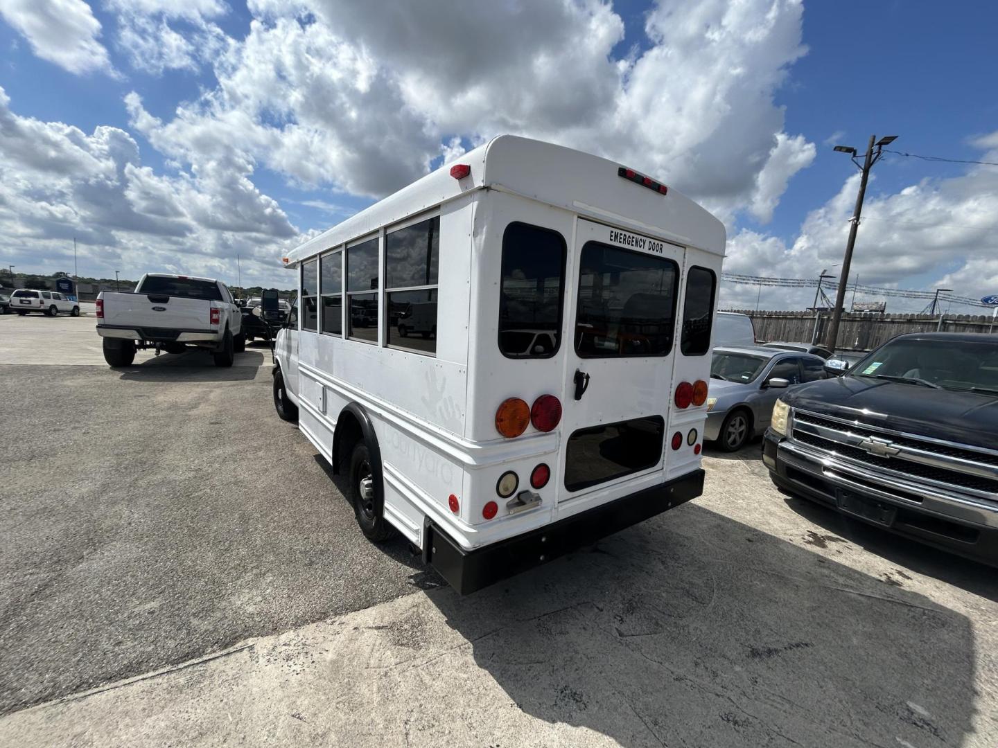2007 White Chevrolet Express 3500 Cargo (1GBHG31V471) with an 4.8L V8 OHV 16V engine, 4-Speed Automatic Overdrive transmission, located at 1687 Business 35 S, New Braunfels, TX, 78130, (830) 625-7159, 29.655487, -98.051491 - Photo#3