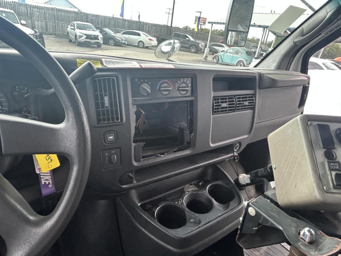 2007 White Chevrolet Express 3500 Cargo (1GBHG31V471) with an 4.8L V8 OHV 16V engine, 4-Speed Automatic Overdrive transmission, located at 1687 Business 35 S, New Braunfels, TX, 78130, (830) 625-7159, 29.655487, -98.051491 - Photo#5